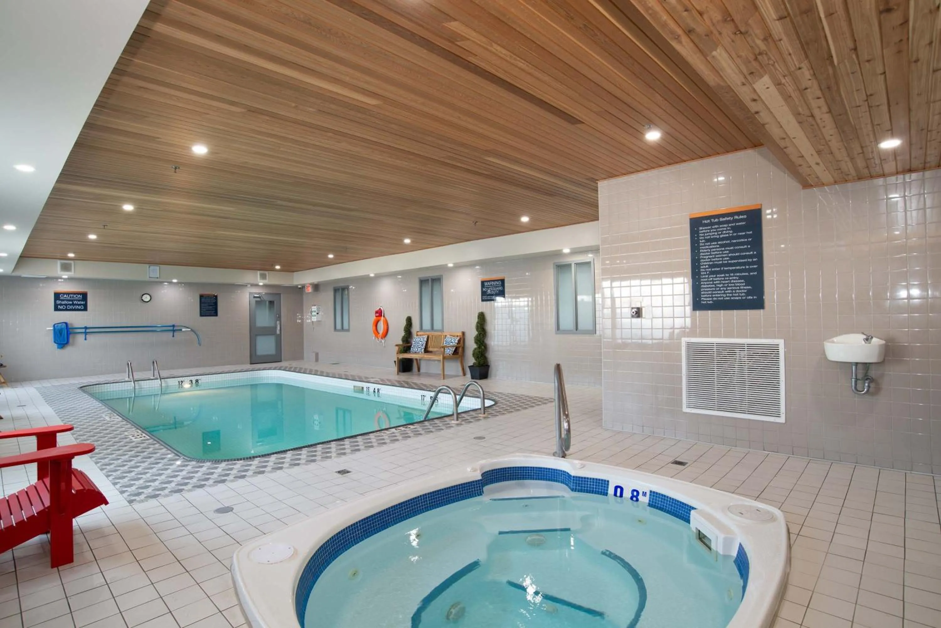 Swimming pool in Sandman Hotel Saskatoon