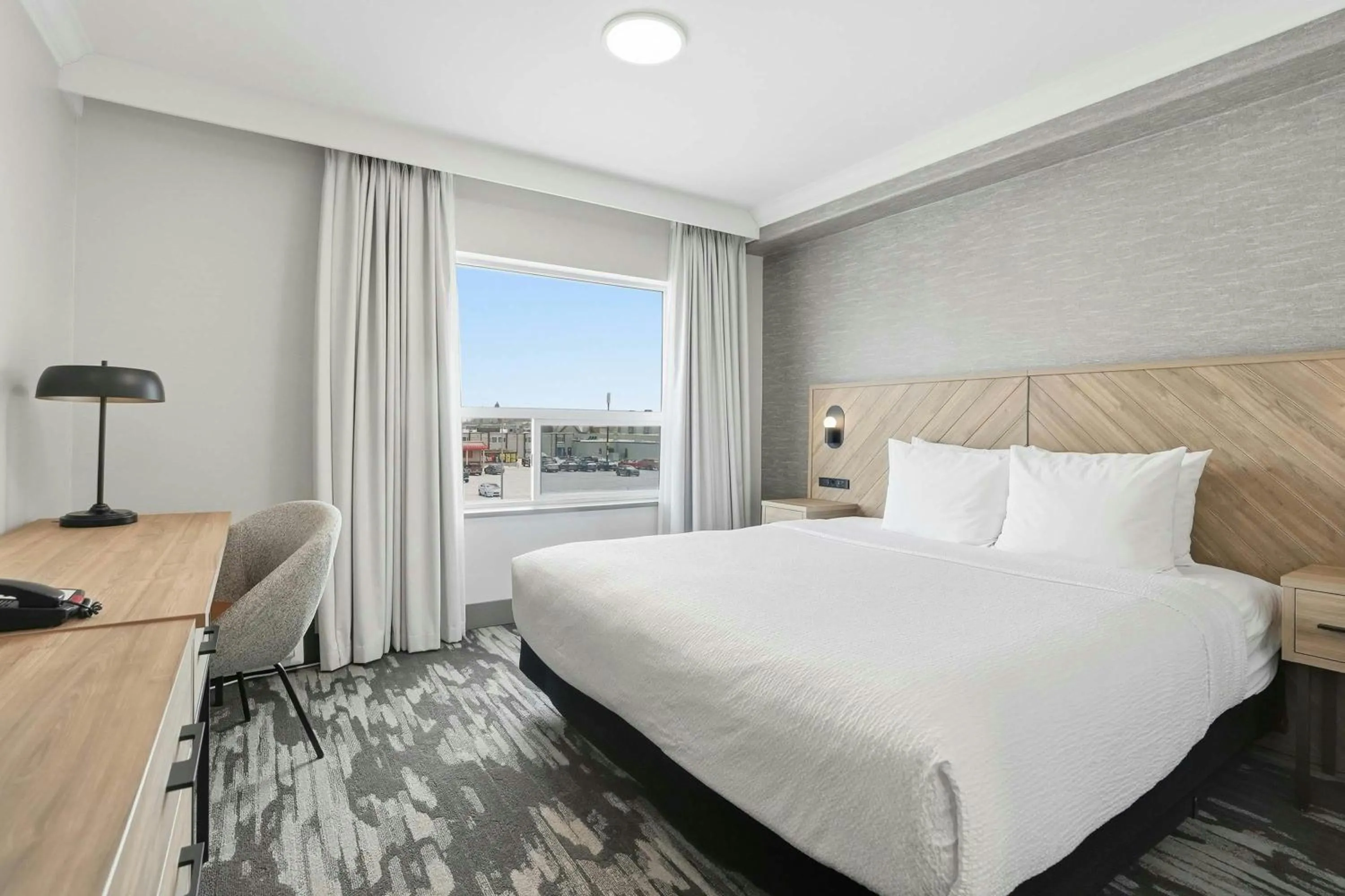 Photo of the whole room, Bed in Sandman Hotel Saskatoon