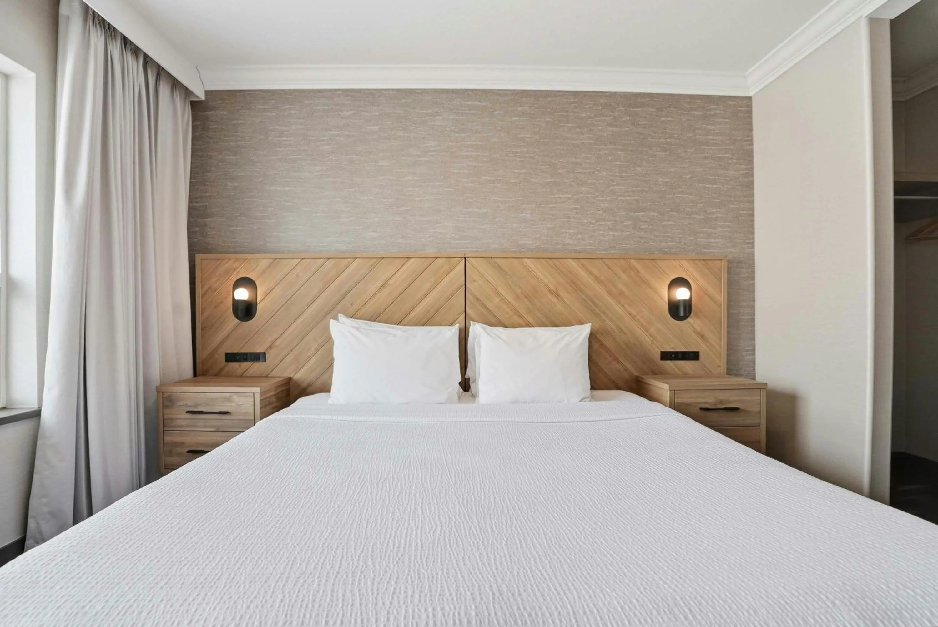 Photo of the whole room, Bed in Sandman Hotel Saskatoon