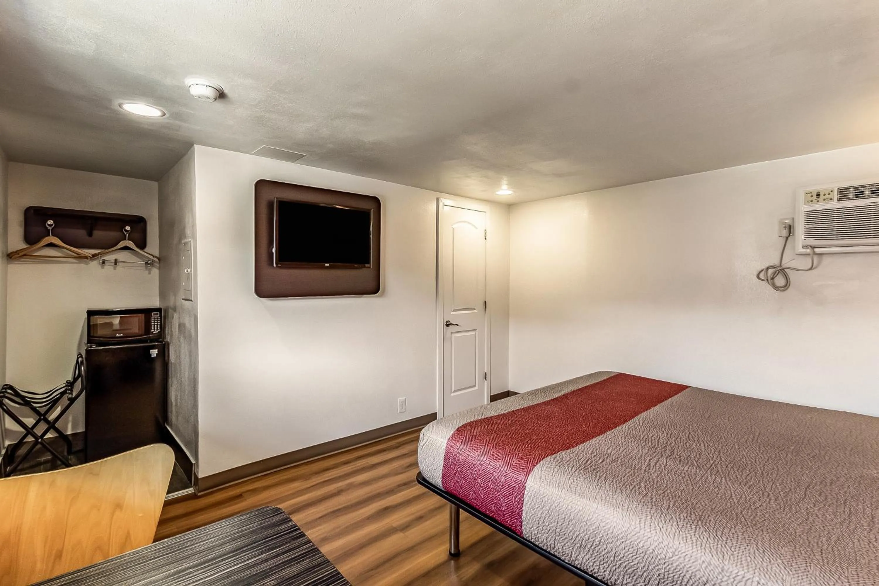 TV/Entertainment Center in Motel 6 Elizabeth - Newark Liberty International Airport