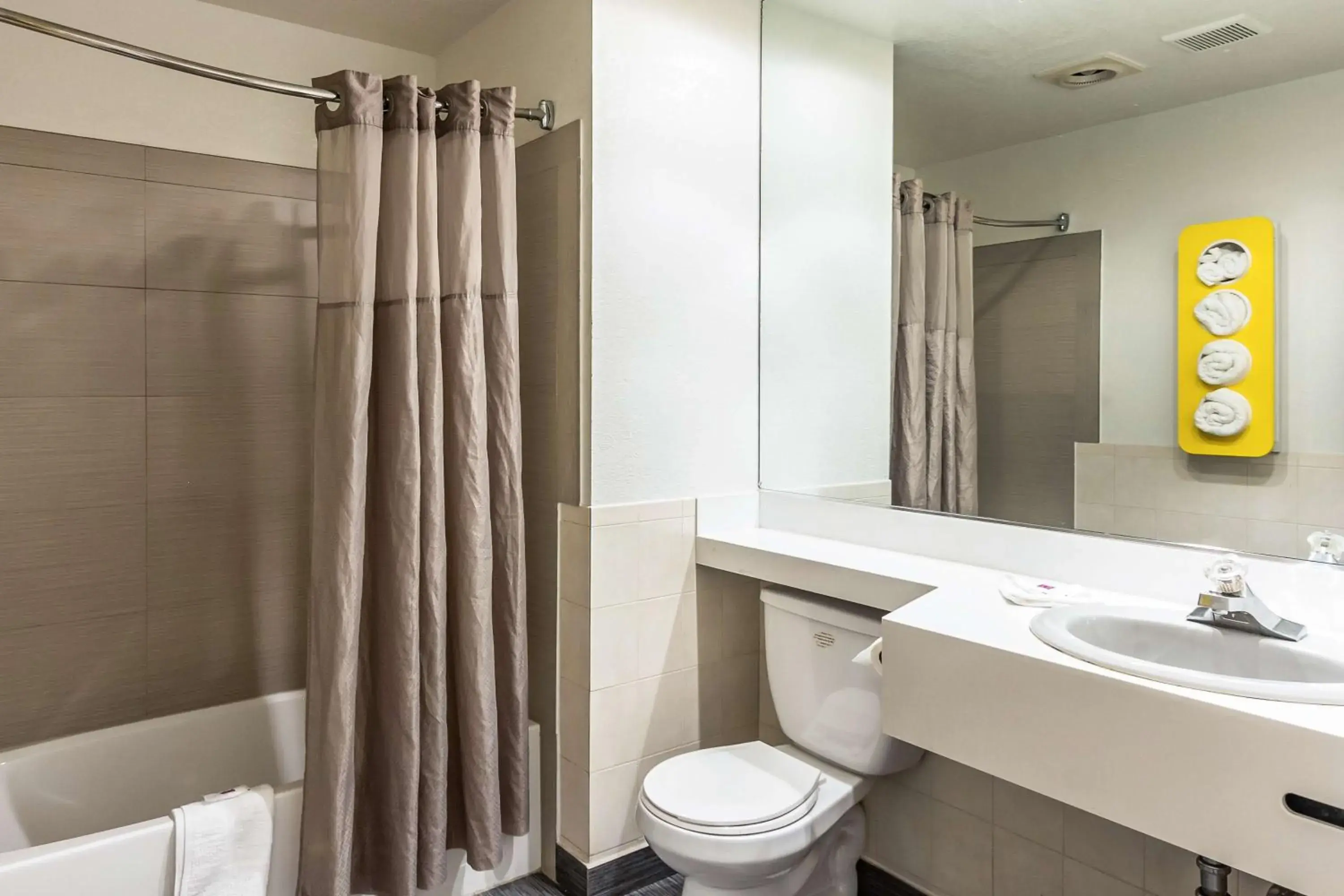 Shower, Bathroom in Motel 6 Elizabeth - Newark Liberty International Airport Shower, Bathroom in Motel 6 Elizabeth - Newark Liberty International Airport