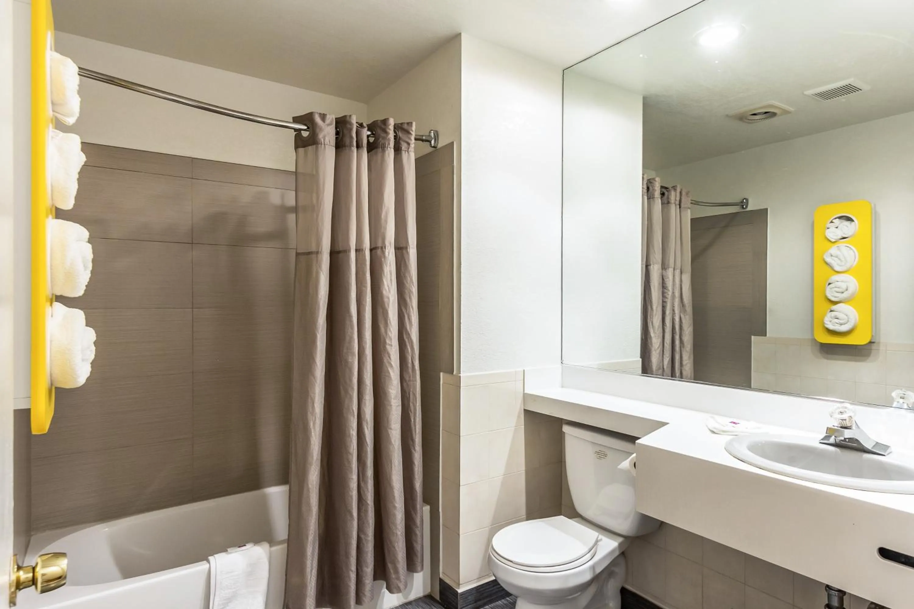 Bathroom in Motel 6 Elizabeth - Newark Liberty International Airport