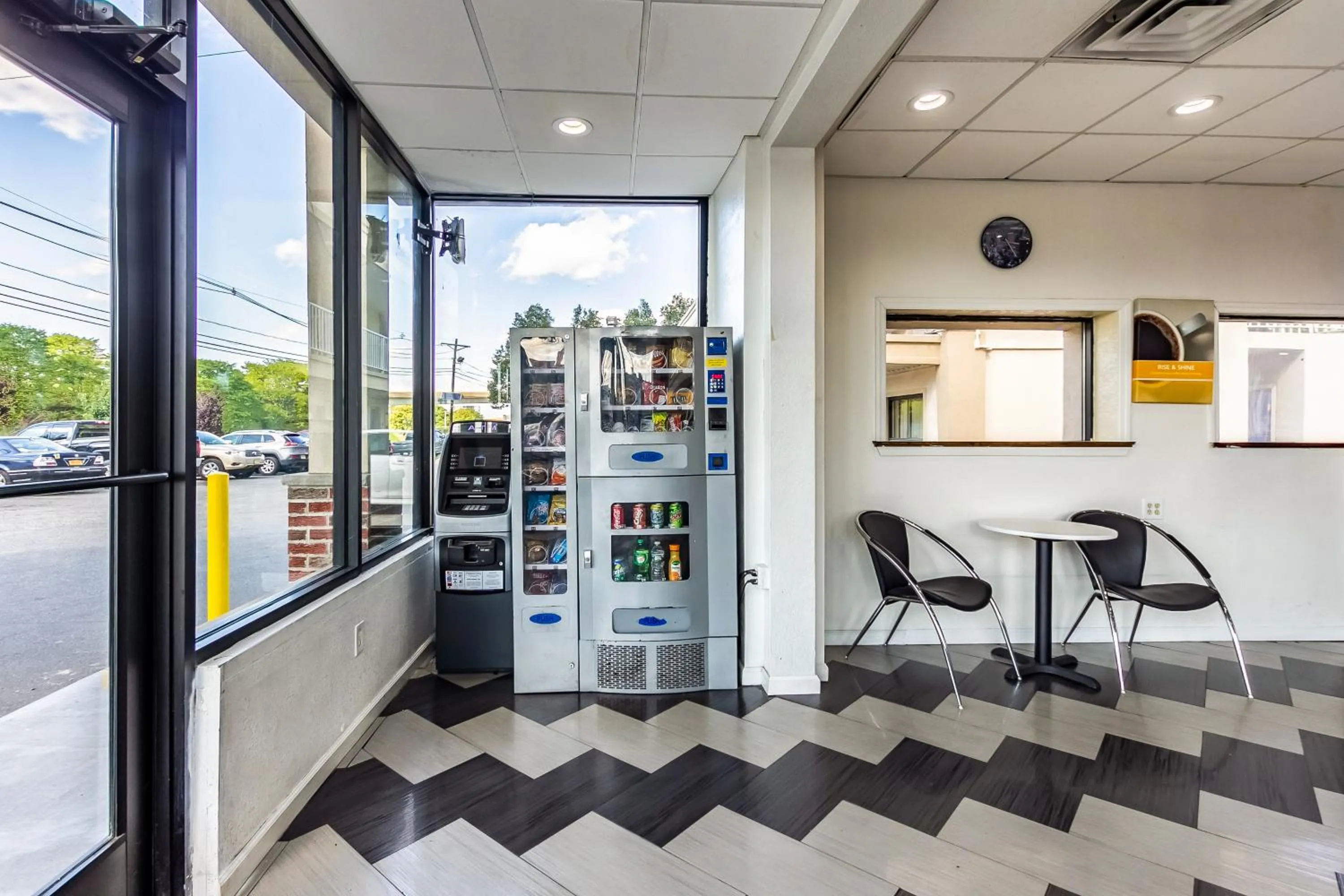 Area and facilities in Motel 6 Elizabeth - Newark Liberty International Airport