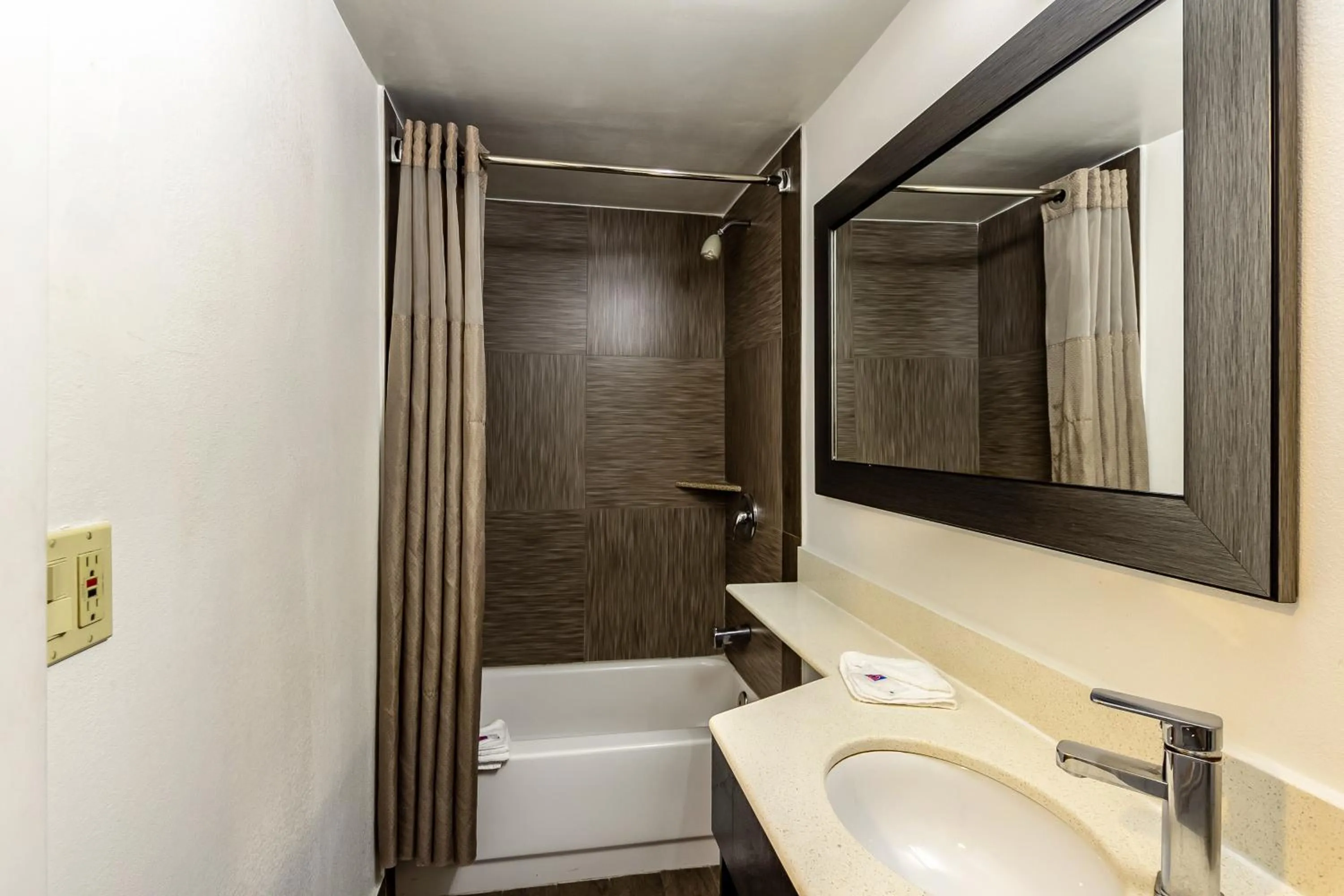 Bathroom in Motel 6 Elizabeth - Newark Liberty International Airport