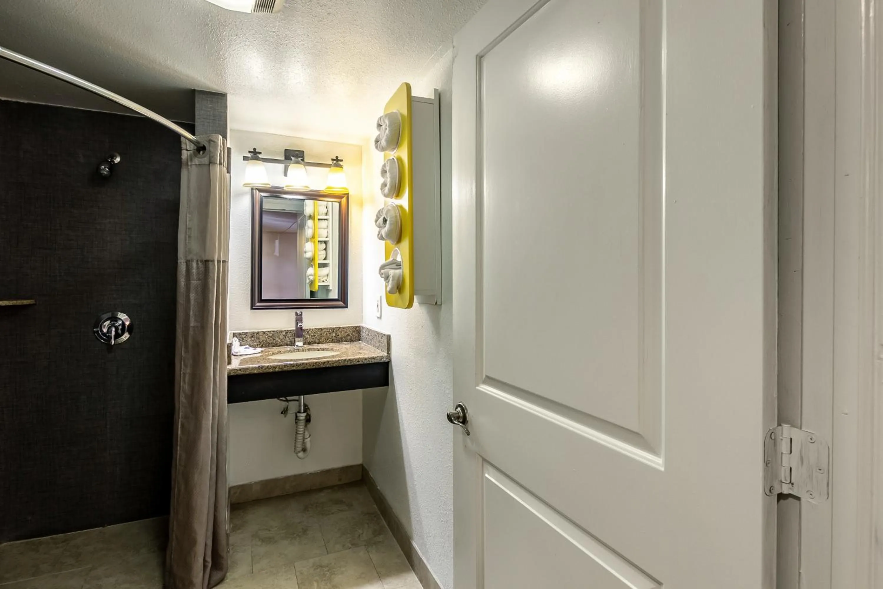Bathroom in Motel 6 Elizabeth - Newark Liberty International Airport