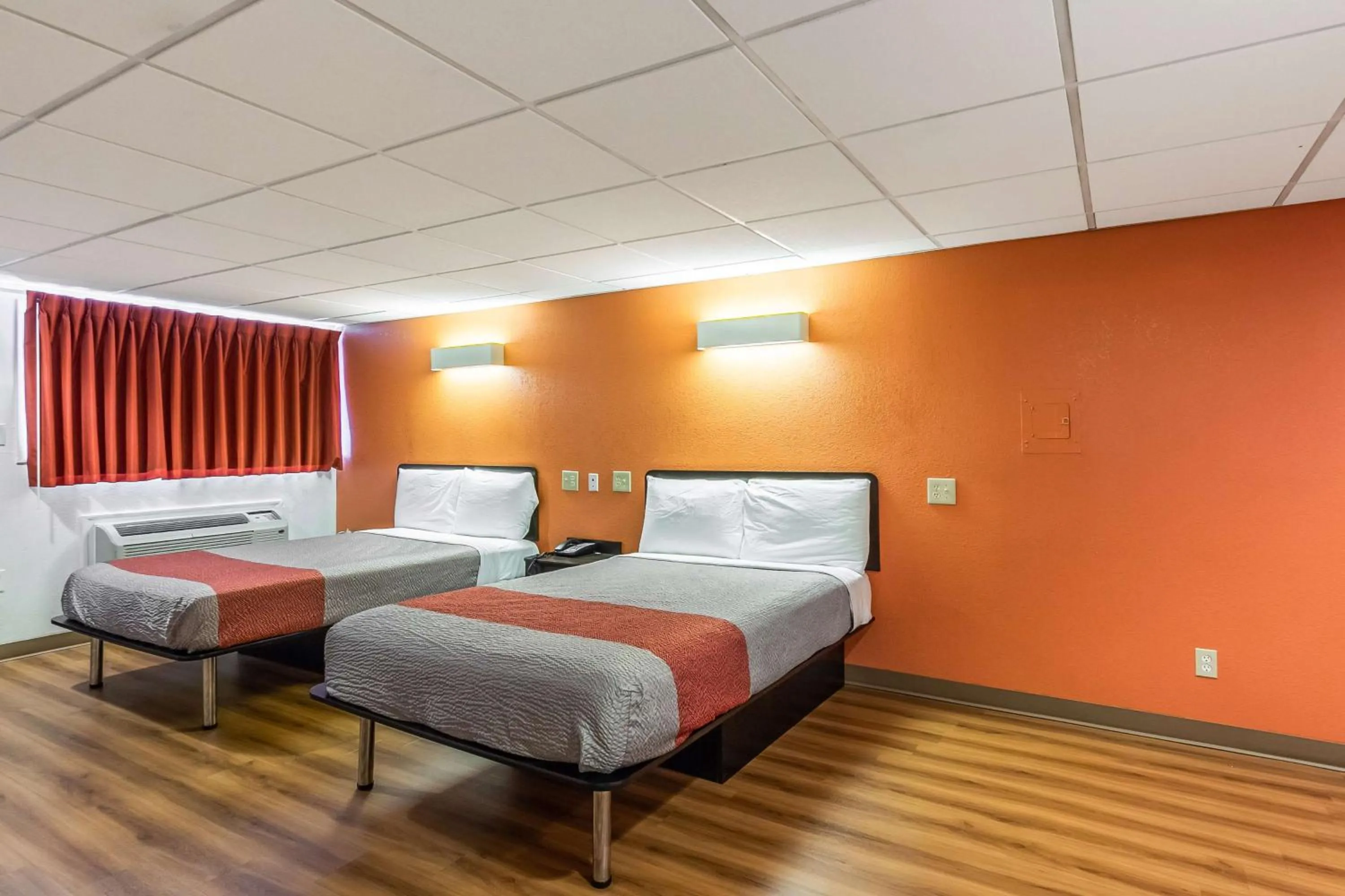 Bedroom in Motel 6 Elizabeth - Newark Liberty International Airport