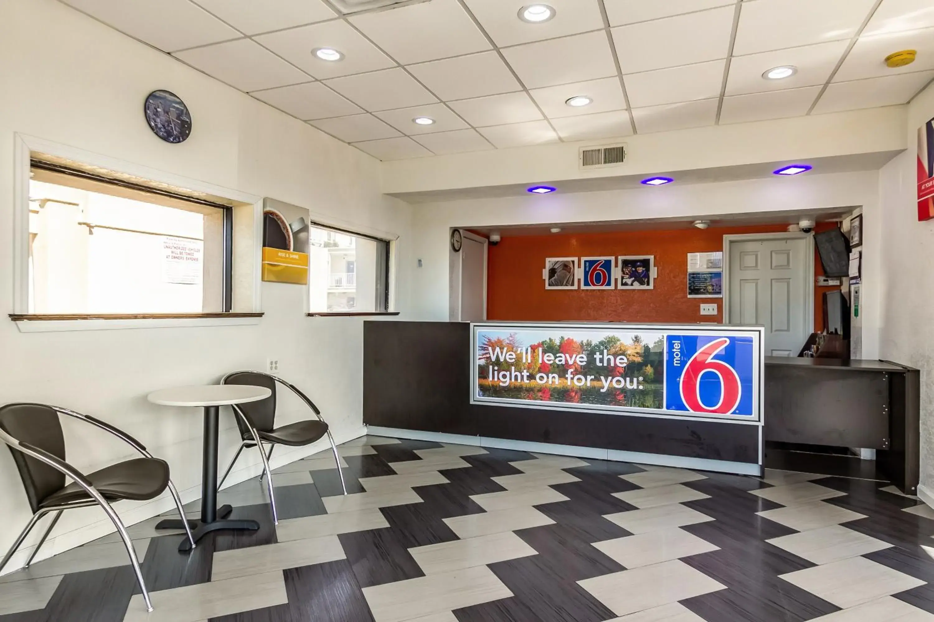 Lobby or reception, Lobby/Reception in Motel 6 Elizabeth - Newark Liberty International Airport Lobby or reception, Lobby/Reception in Motel 6 Elizabeth - Newark Liberty International Airport