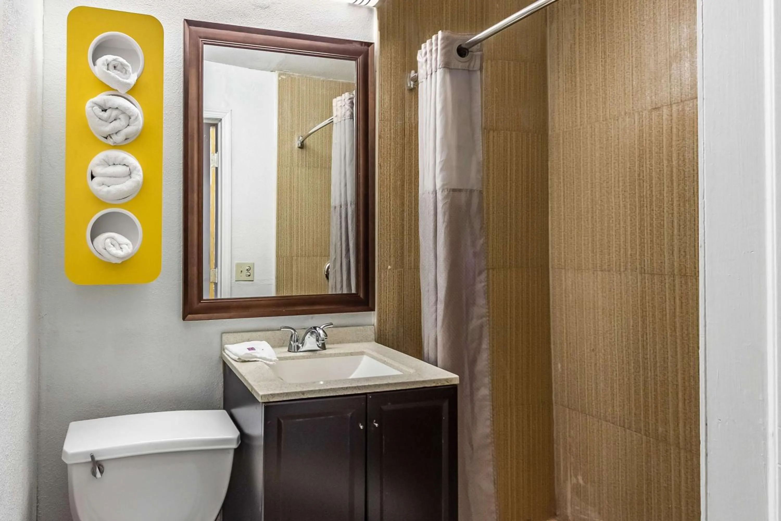 Shower, Bathroom in Motel 6 Elizabeth - Newark Liberty International Airport