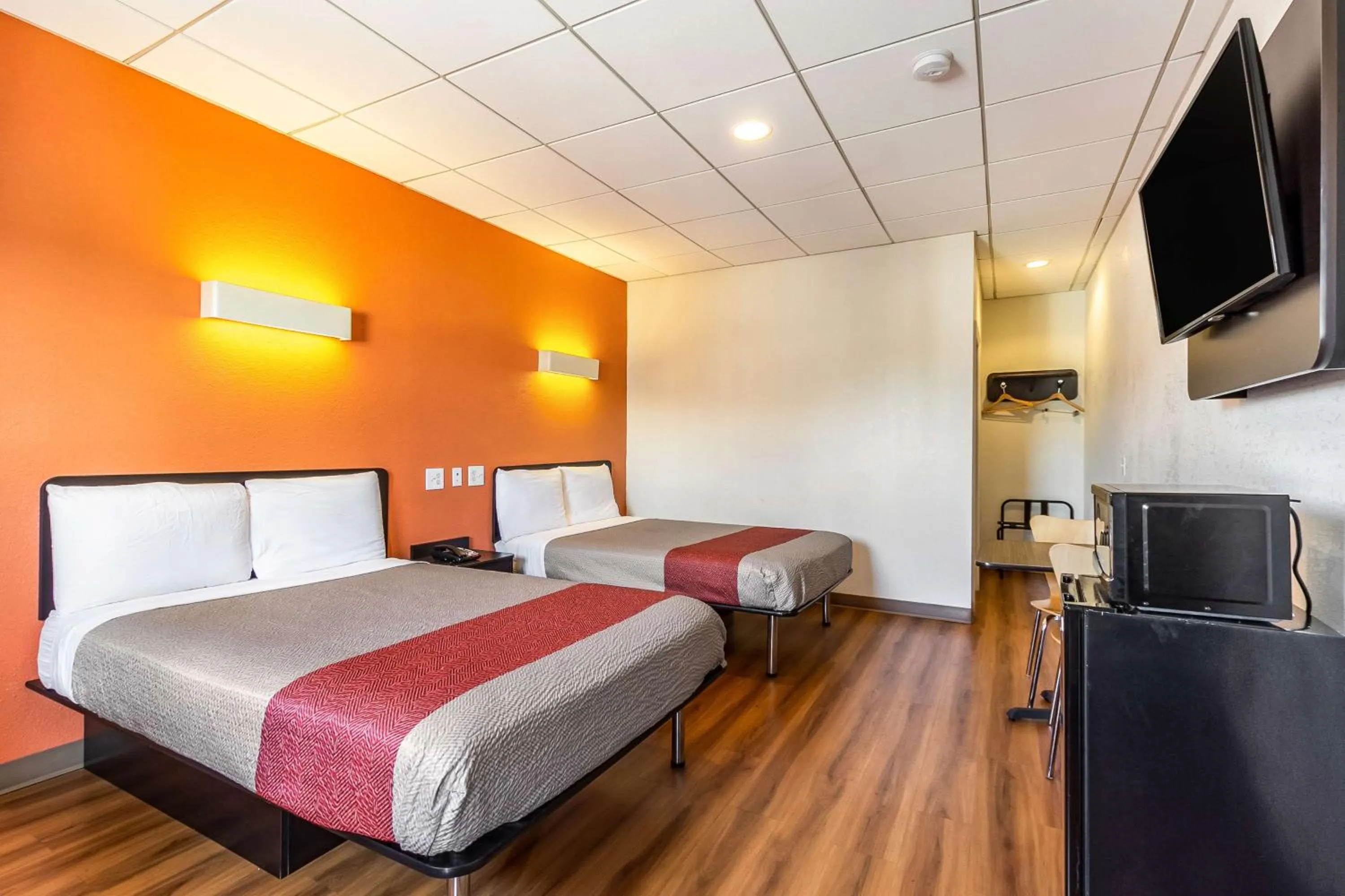TV and multimedia in Motel 6 Elizabeth - Newark Liberty International Airport