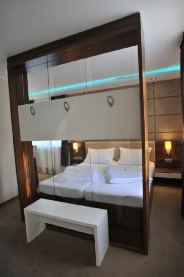 Bedroom, Bed in Hotel Bergischer Hof