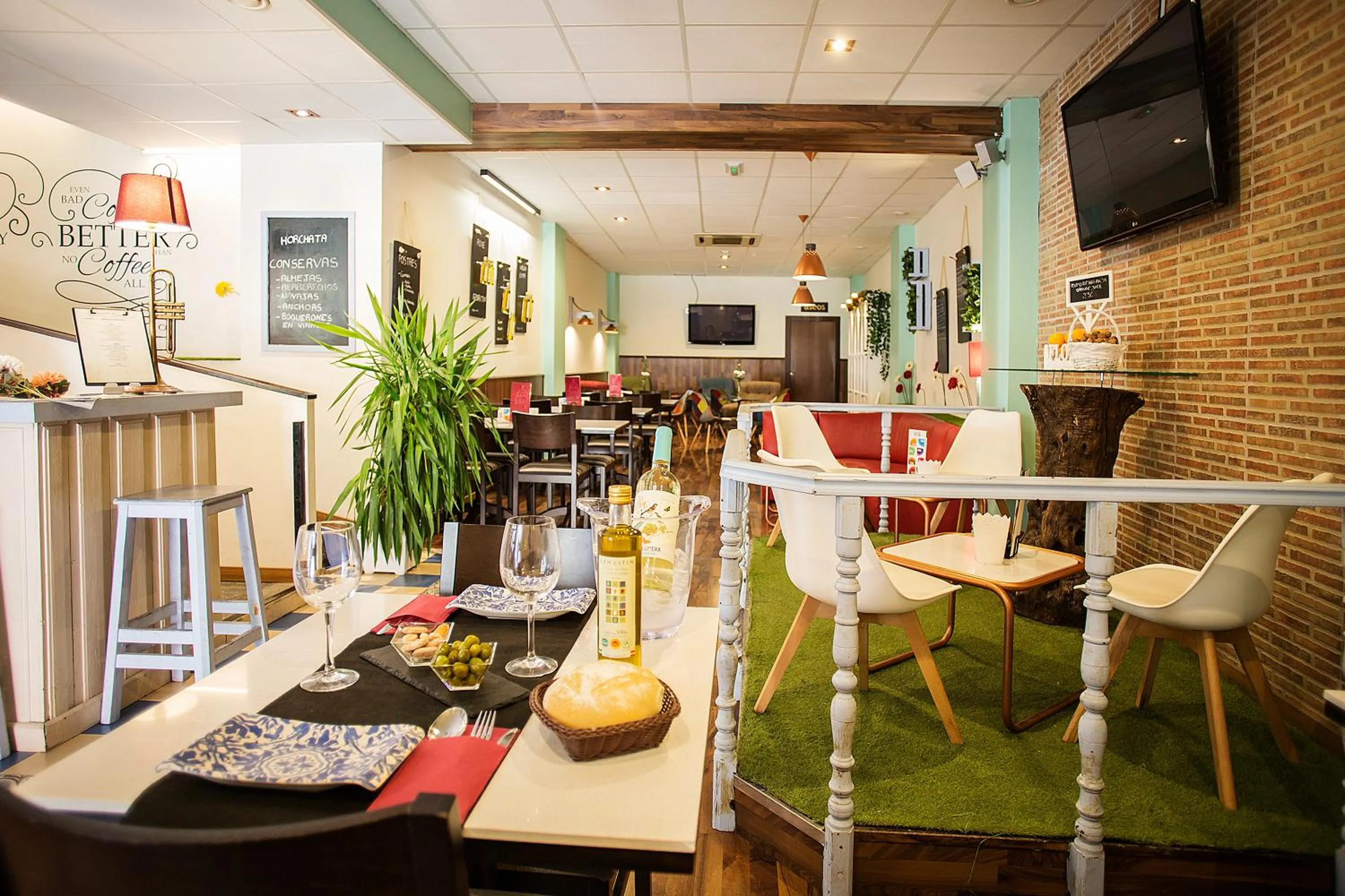 Restaurant/places to eat in Hostal Aznaitin