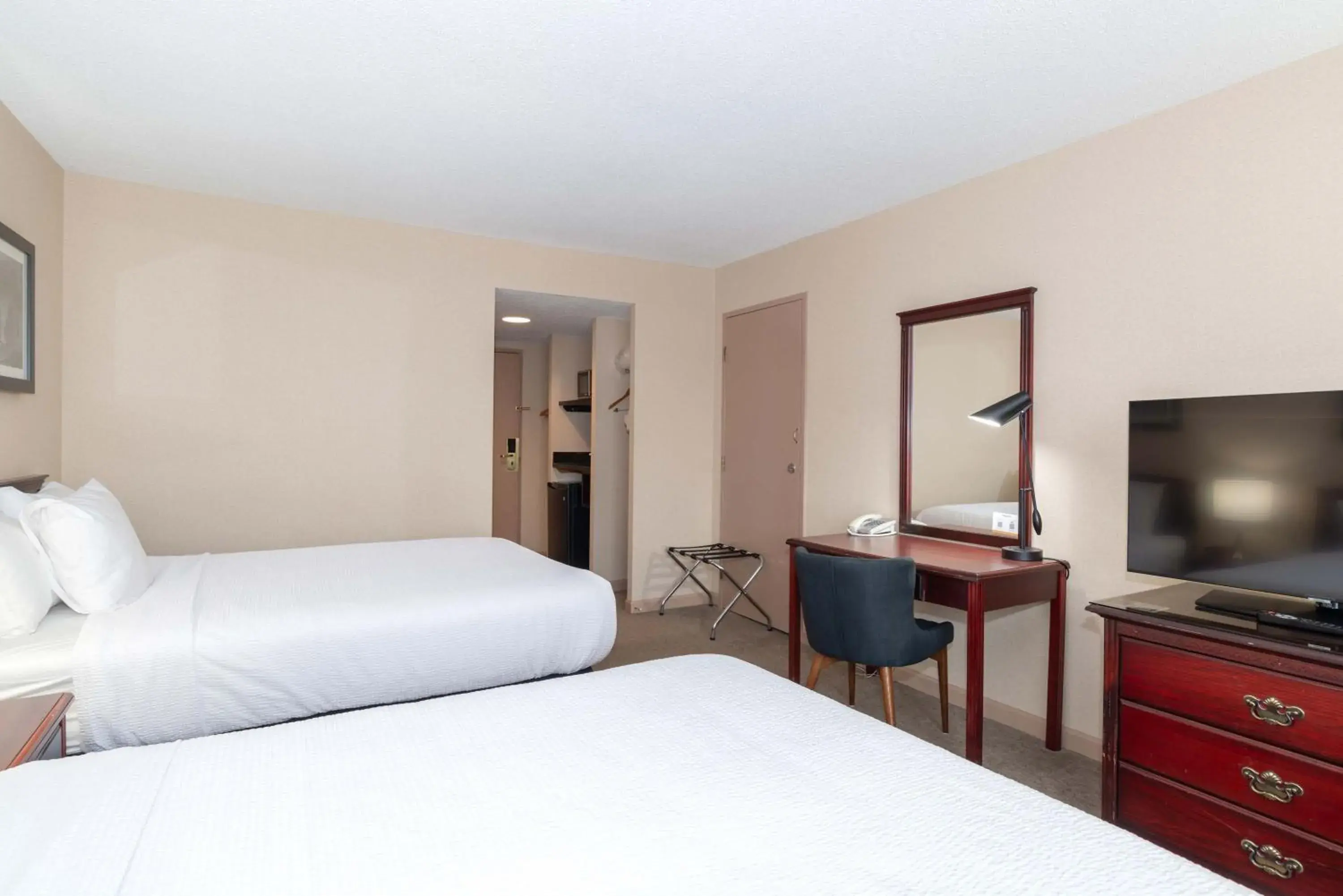 Photo of the whole room, Bed in Sandman Hotel Lethbridge Photo of the whole room, Bed in Sandman Hotel Lethbridge