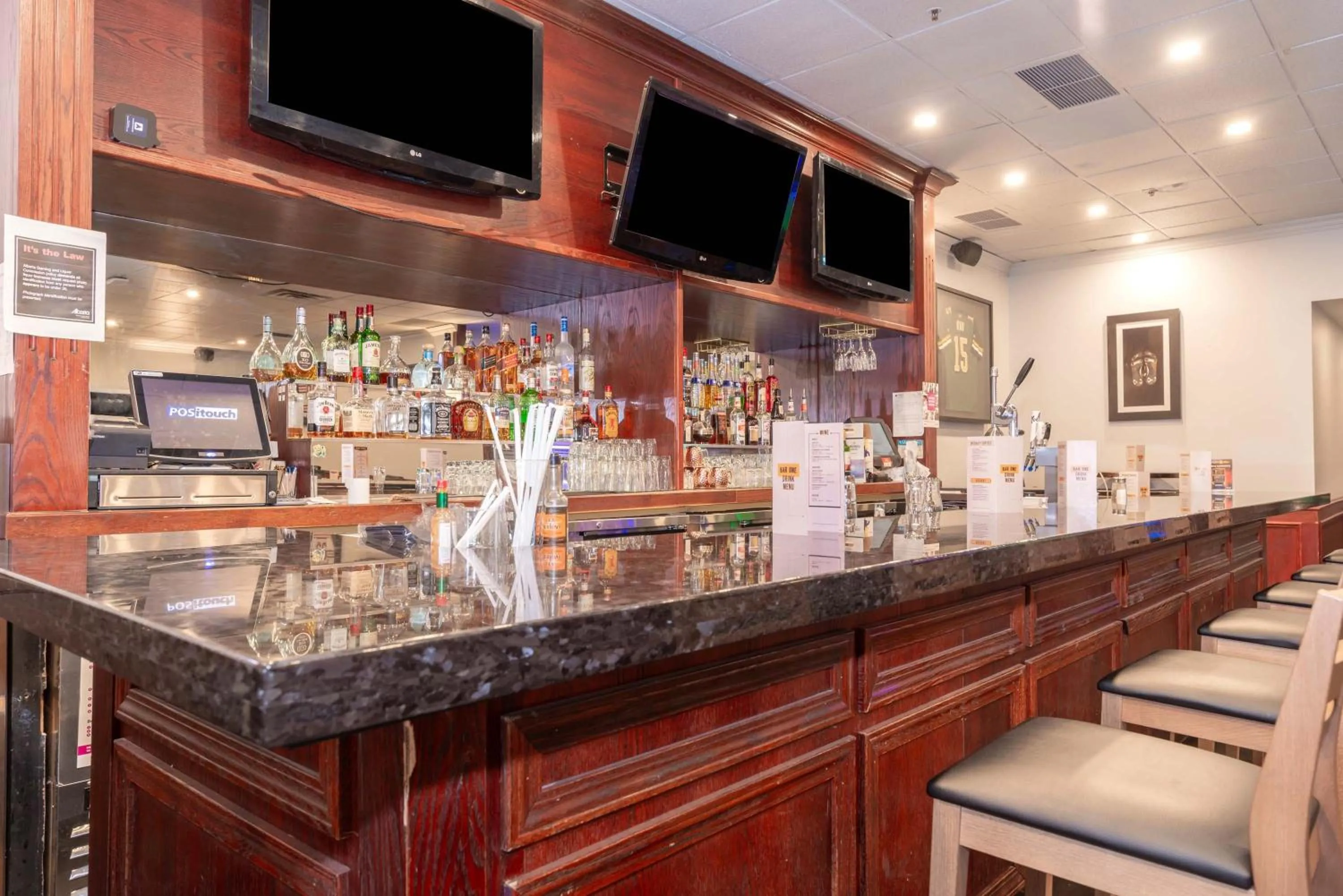 Lounge or bar in Sandman Hotel Lethbridge