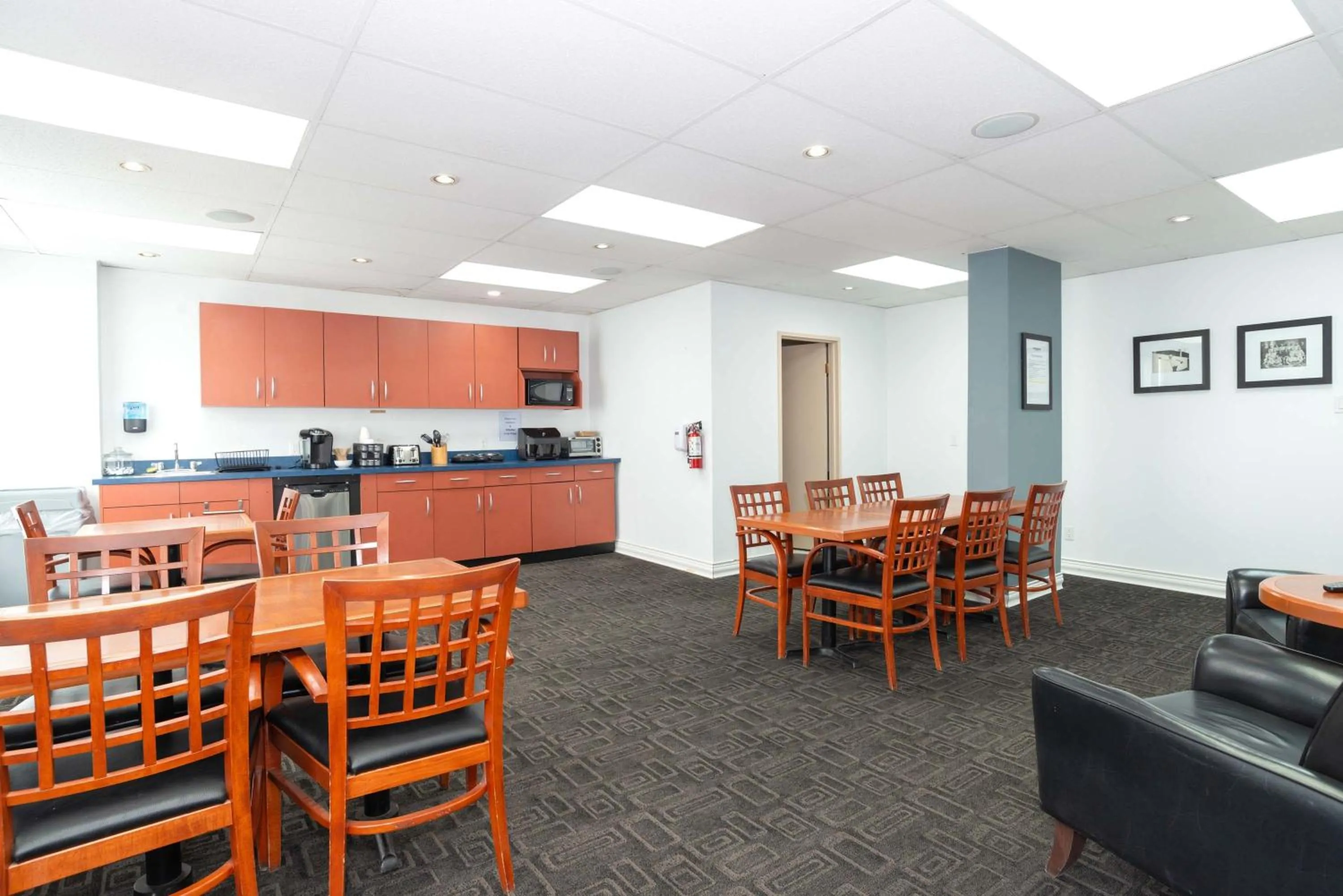 Lounge or bar in Sandman Hotel Lethbridge