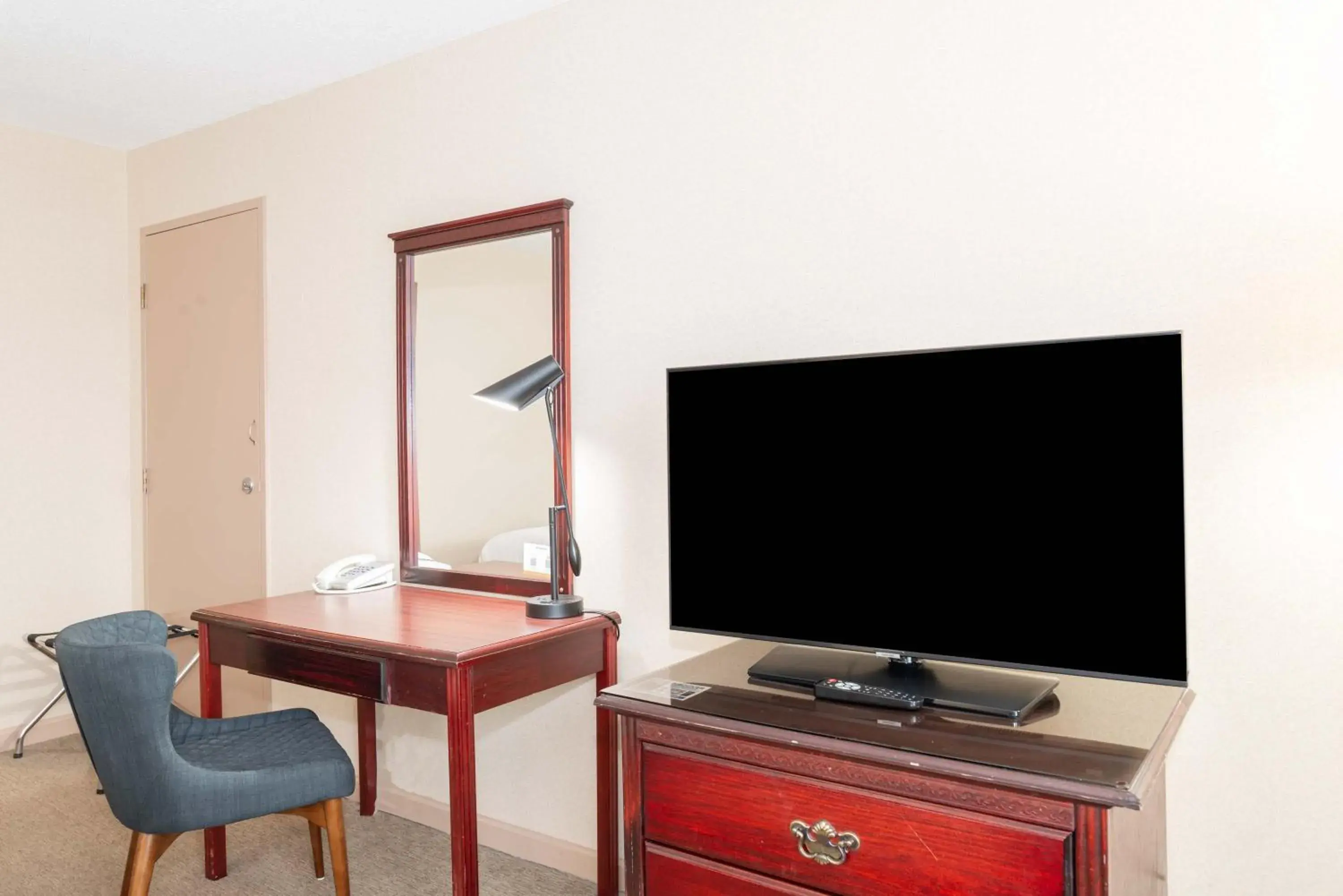 Photo of the whole room in Sandman Hotel Lethbridge Photo of the whole room in Sandman Hotel Lethbridge