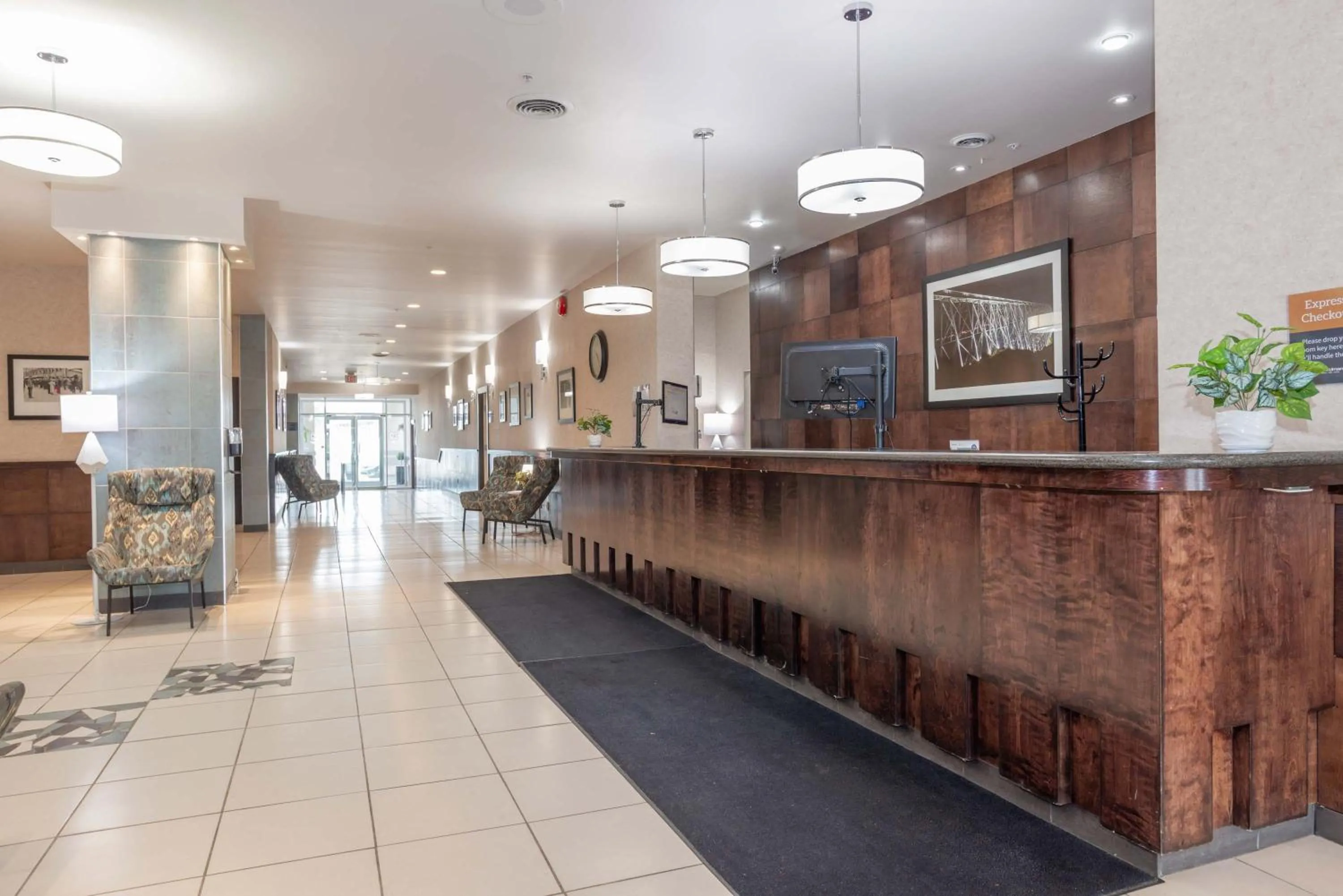 Facade/entrance in Sandman Hotel Lethbridge