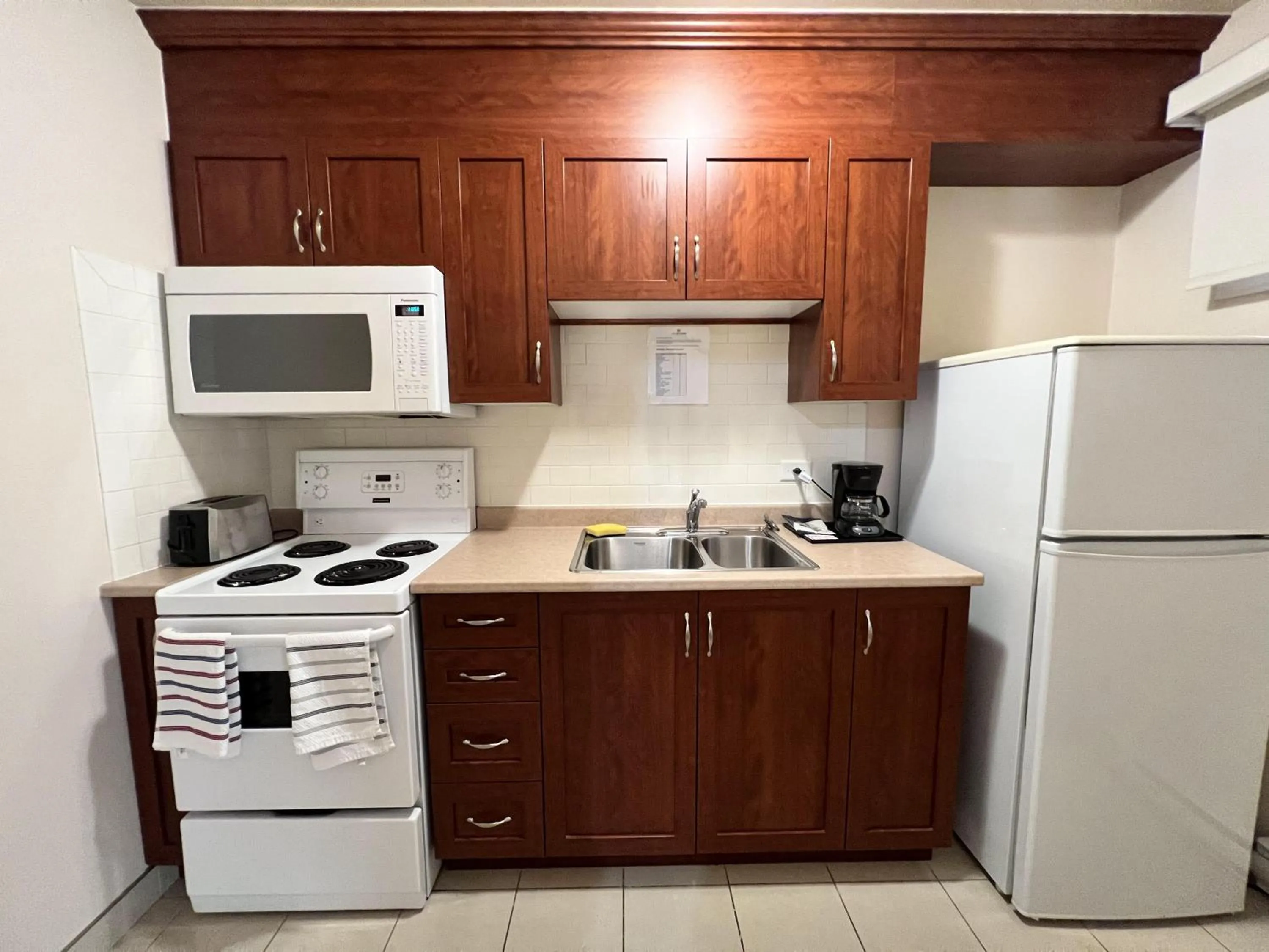Kitchen or kitchenette in Motel Du Chevalier