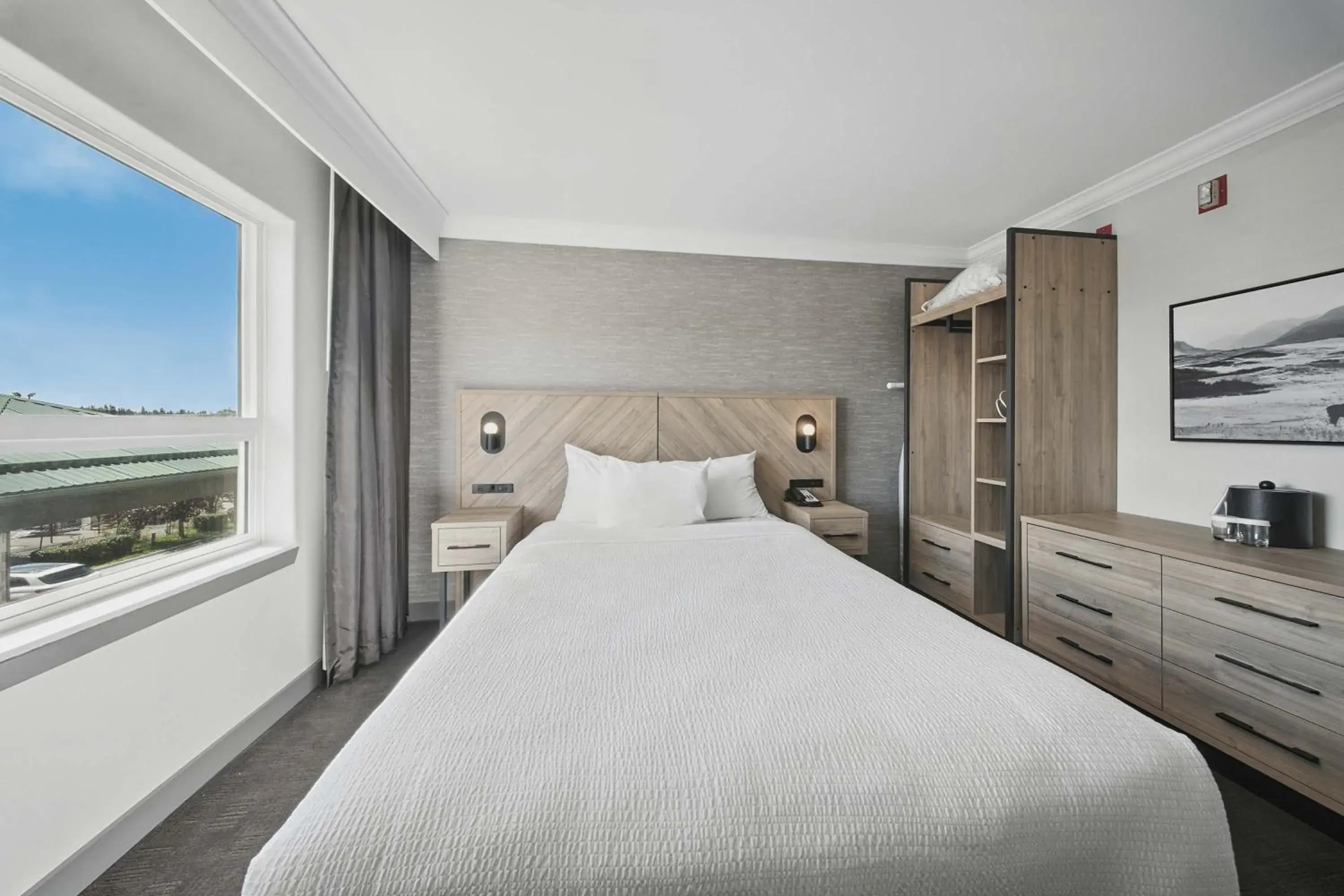 Photo of the whole room, Bed in Sandman Hotel Red Deer Photo of the whole room, Bed in Sandman Hotel Red Deer