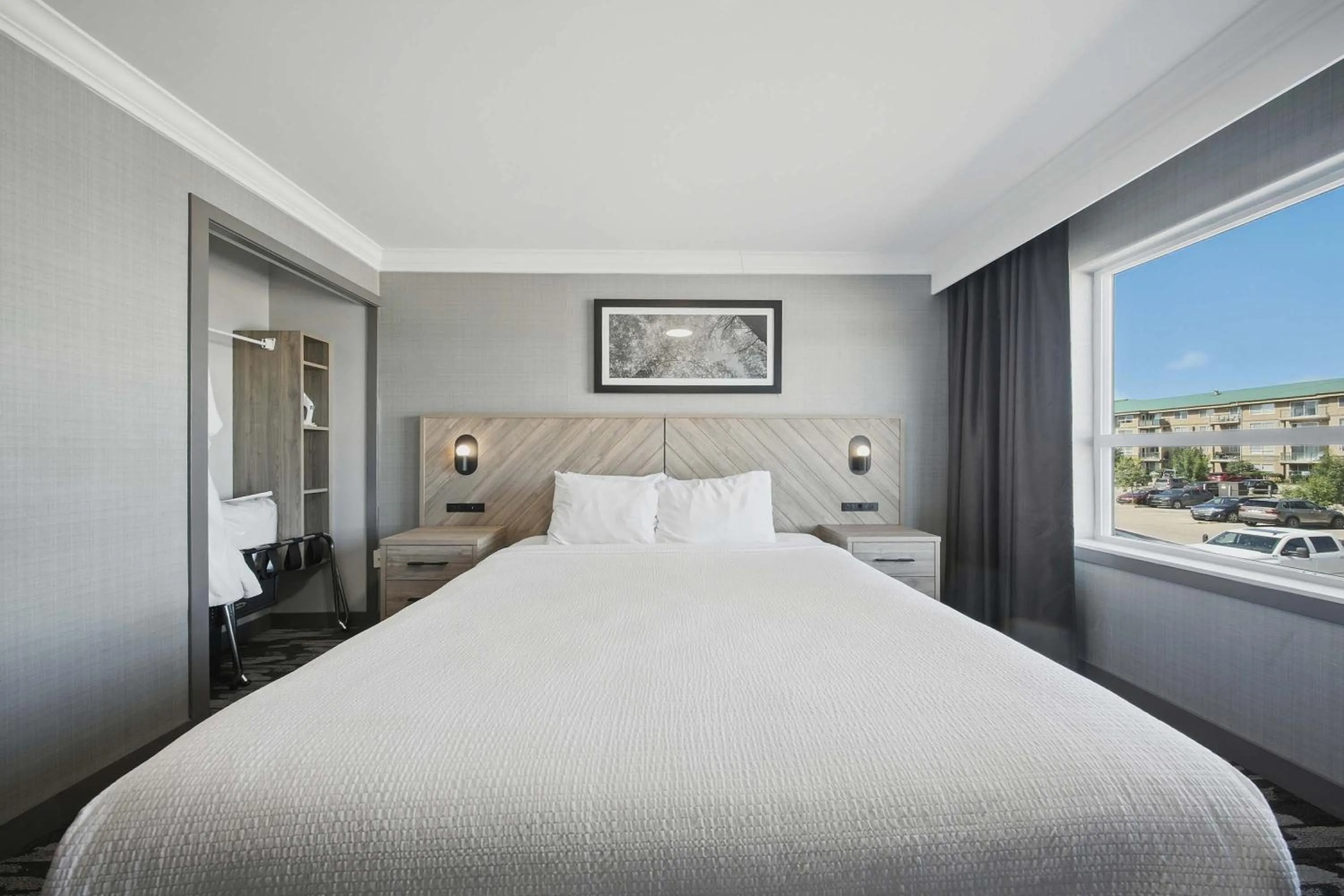 Photo of the whole room, Bed in Sandman Hotel Red Deer