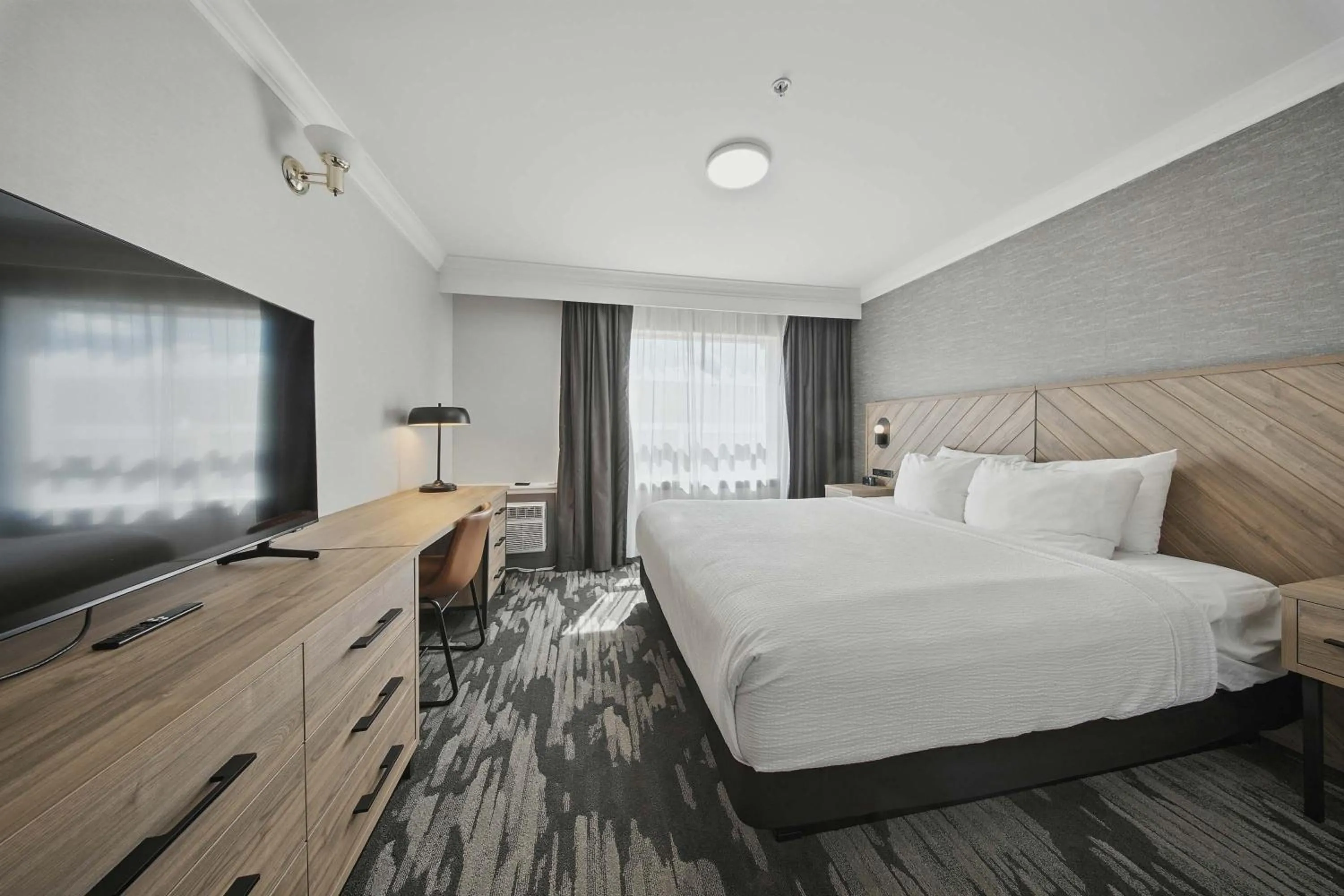 Photo of the whole room, Bed in Sandman Hotel Red Deer