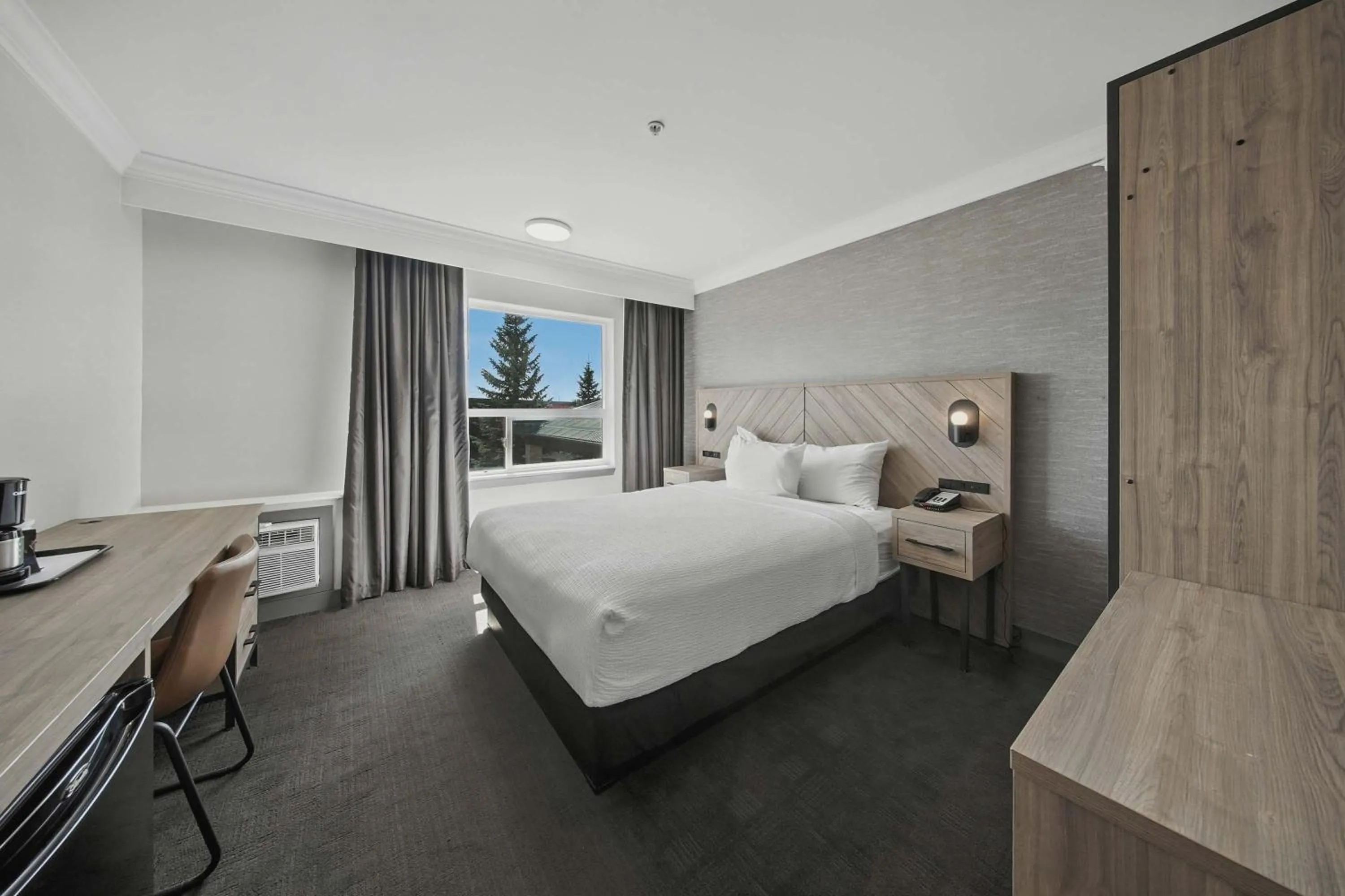 Photo of the whole room, Bed in Sandman Hotel Red Deer