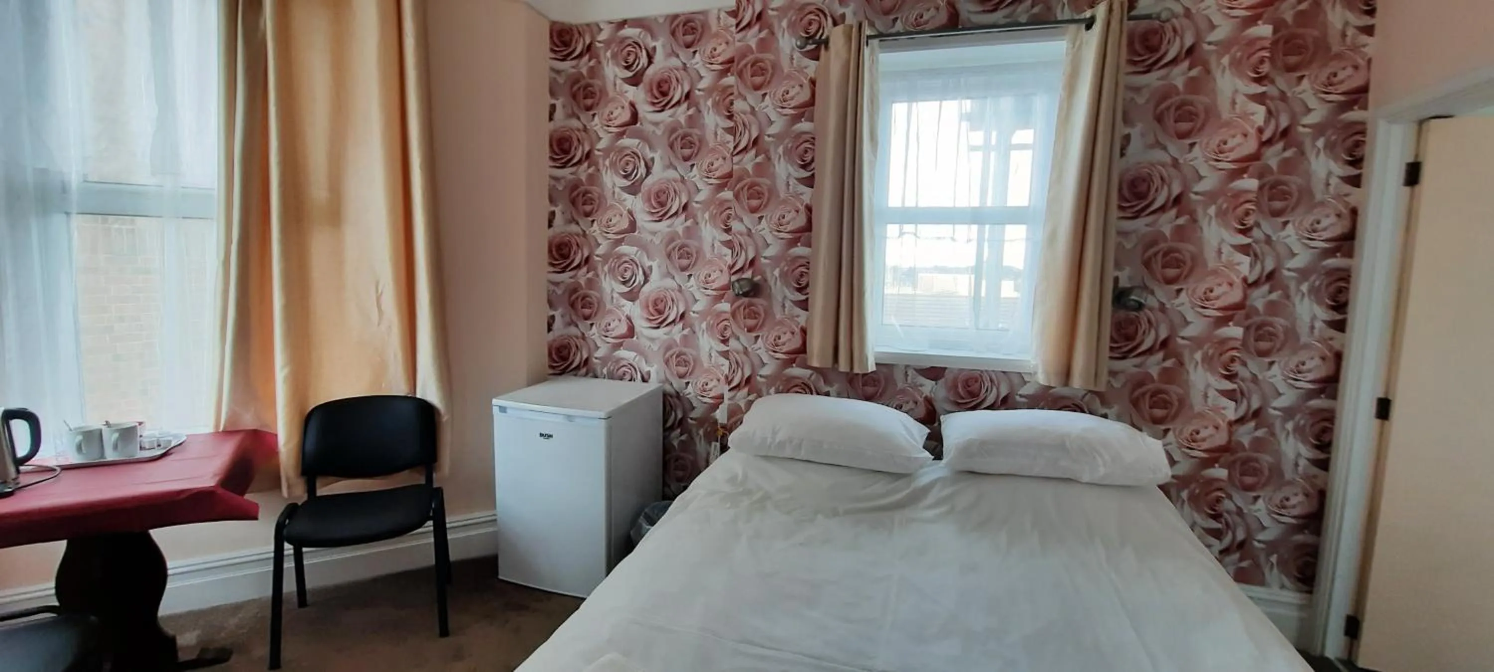 Bedroom, Bed in Dolphins Hotel