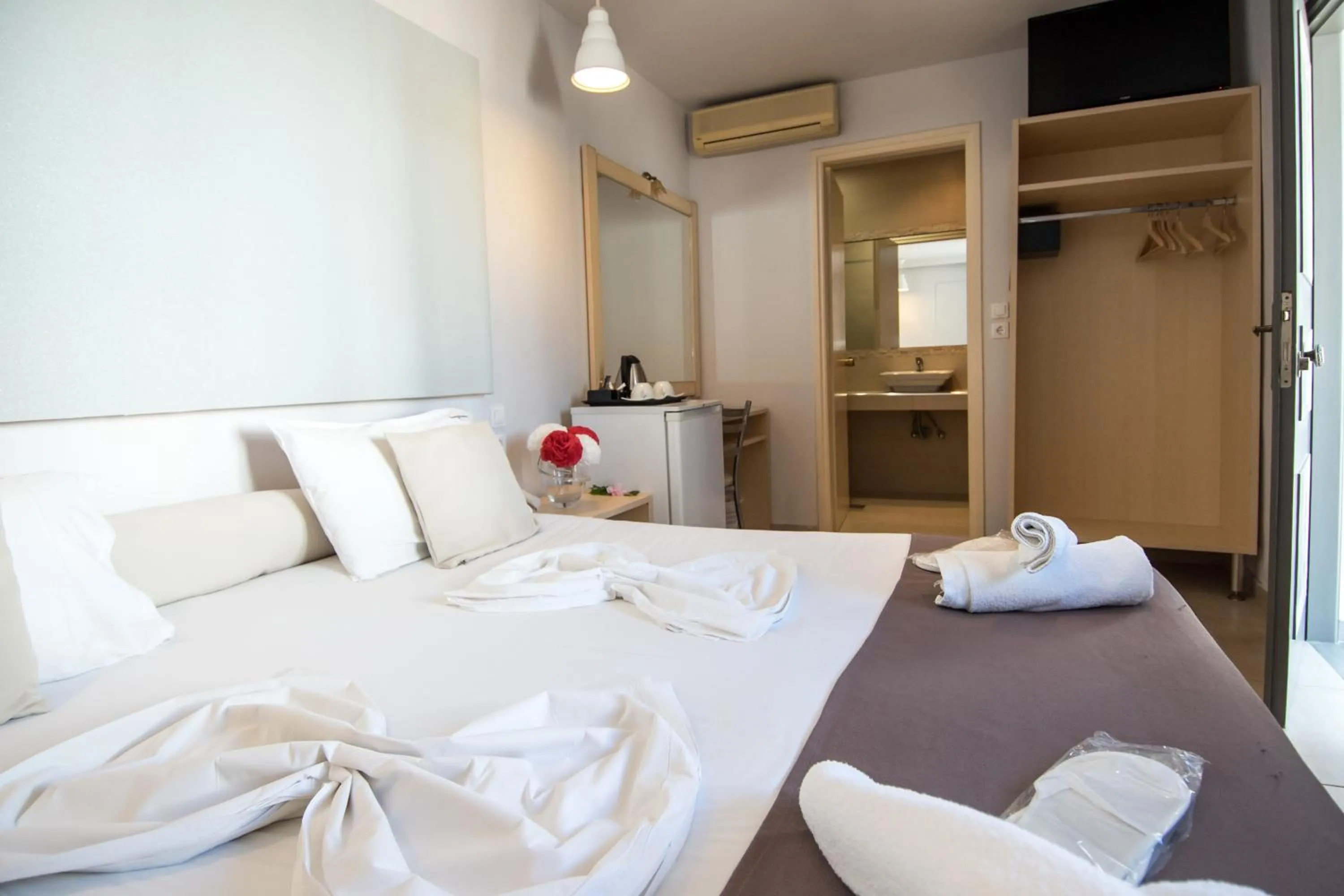 TV and multimedia, Bed in Sunny Garden Hotel