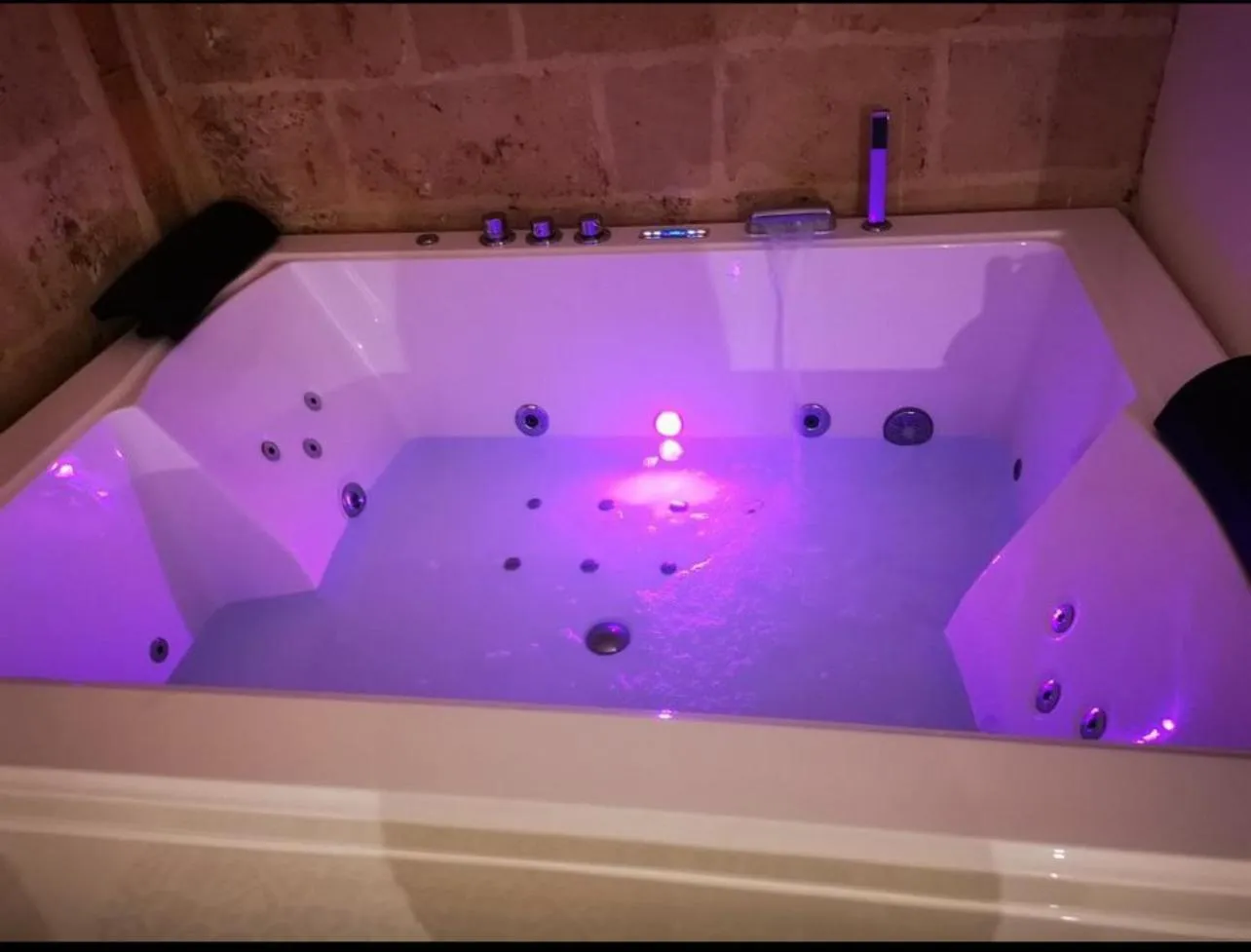 Hot Tub in Recinto antico Sweet Rooms