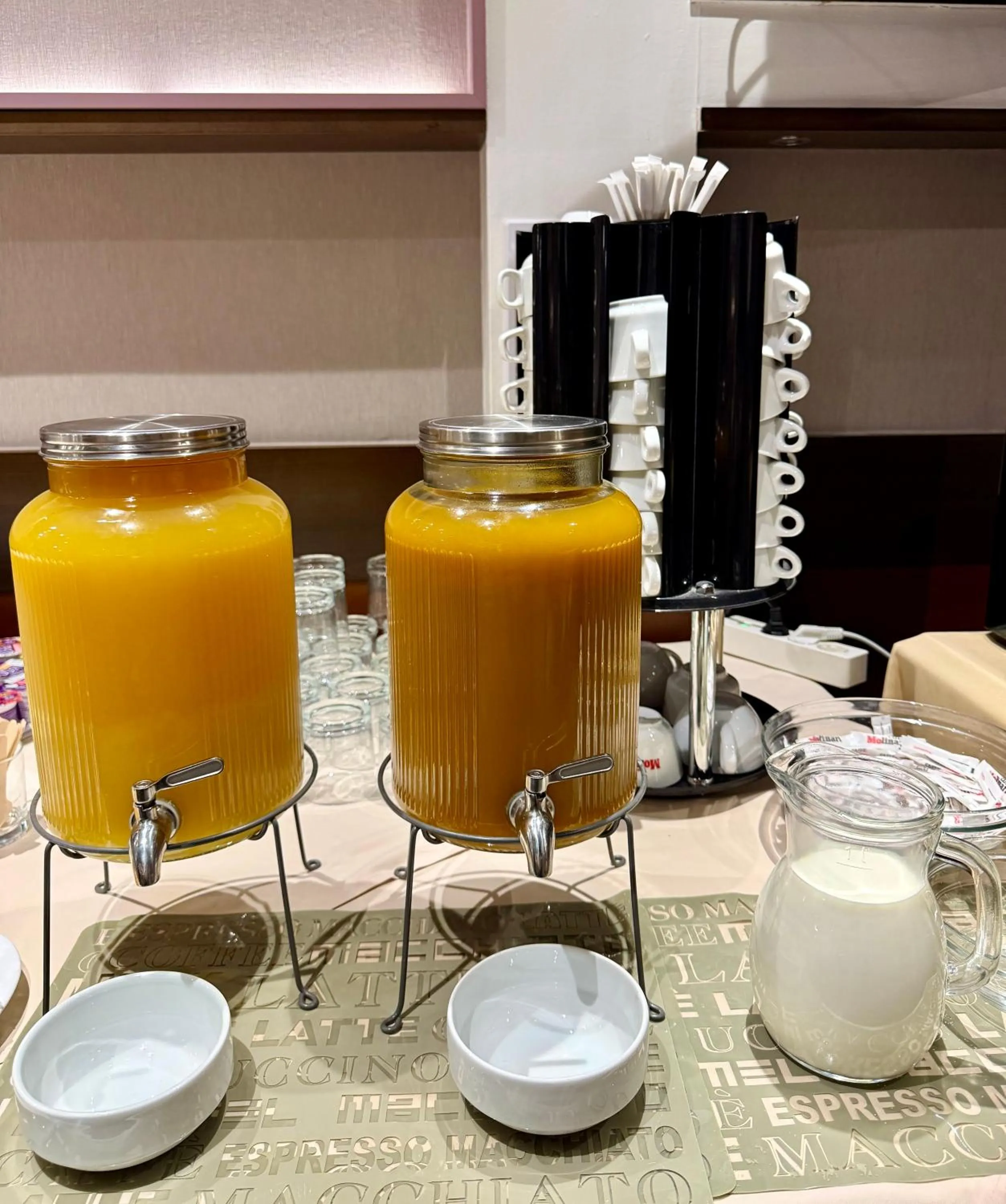 Restaurant/places to eat in Hotel Forum - Free Parking for cars