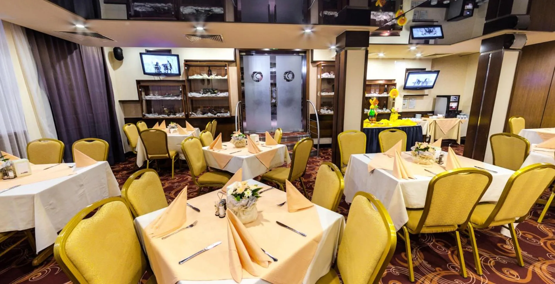 Restaurant/places to eat in Hotel Forum - Free Parking for cars