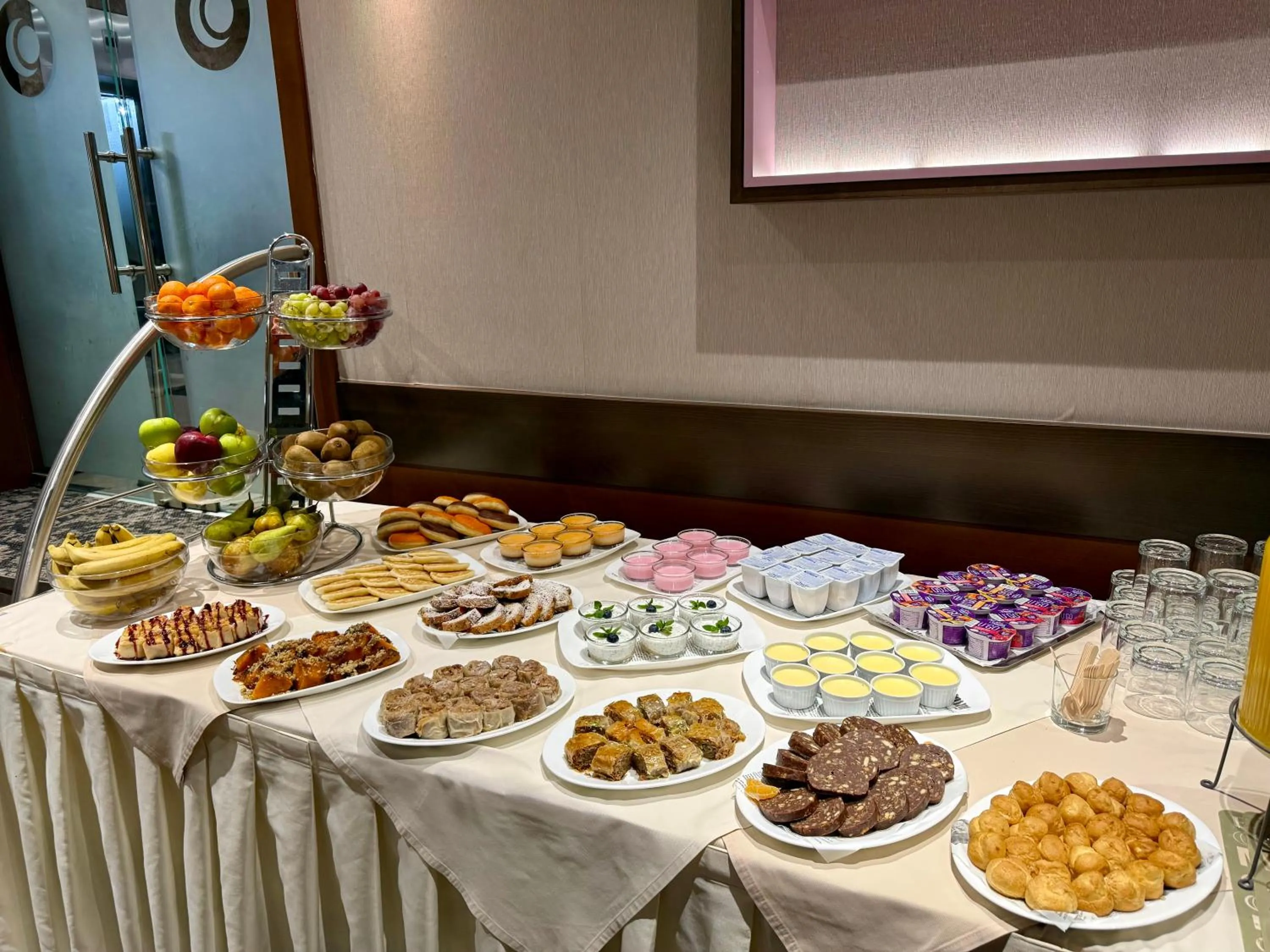 Restaurant/places to eat in Hotel Forum - Free Parking for cars