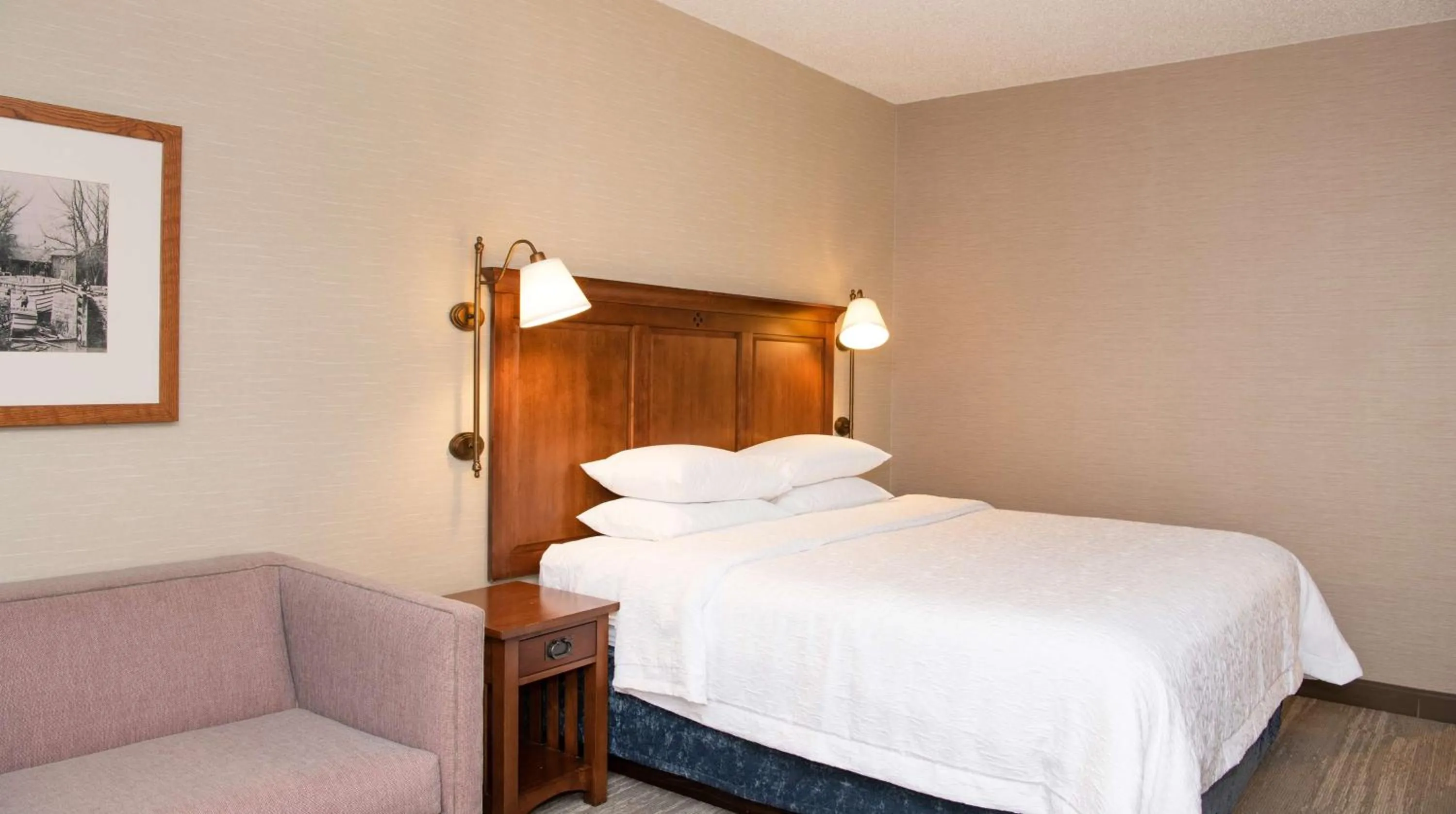 Bed in Hampton Inn & Suites Rochester/Victor