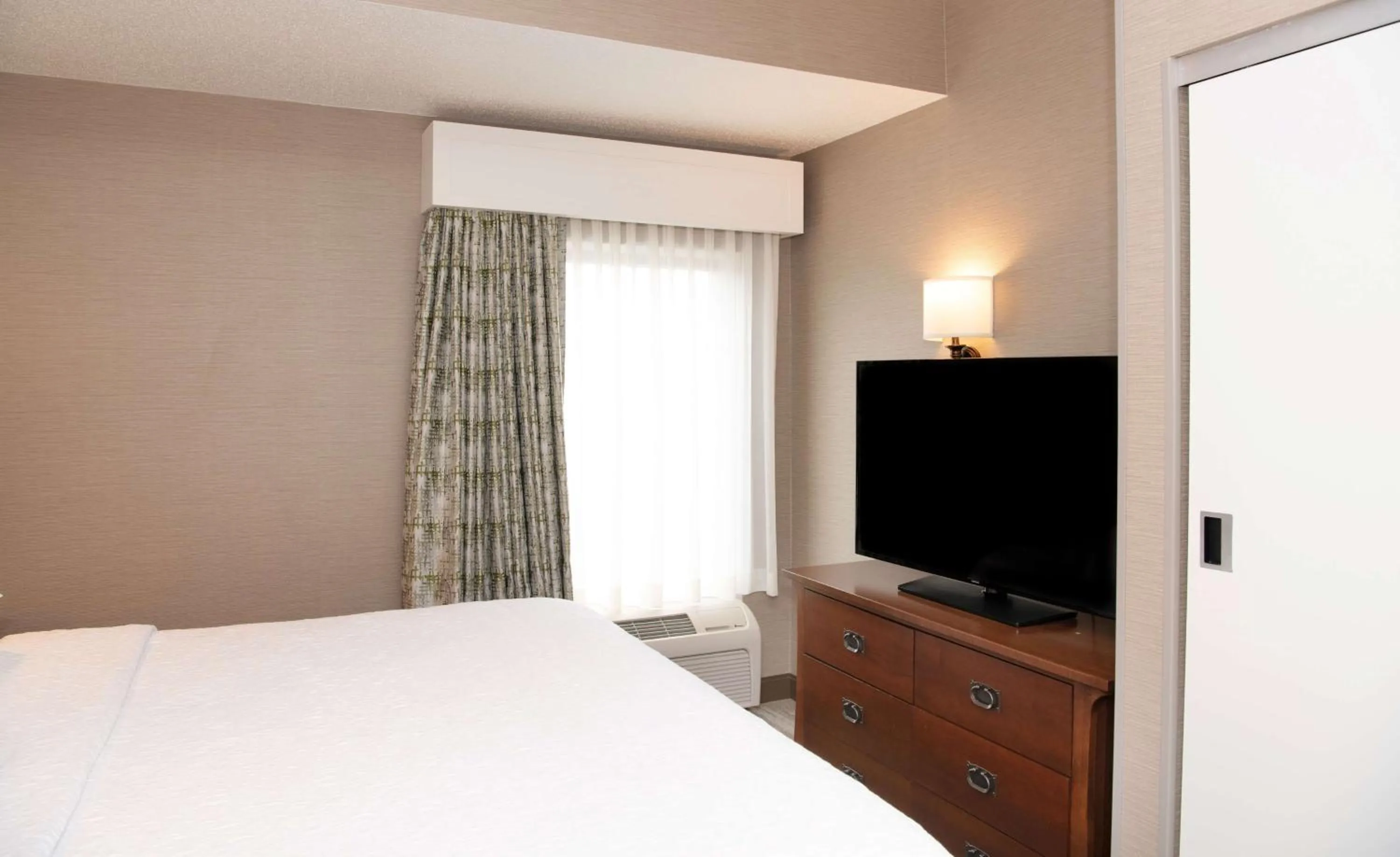 Bed in Hampton Inn & Suites Rochester/Victor