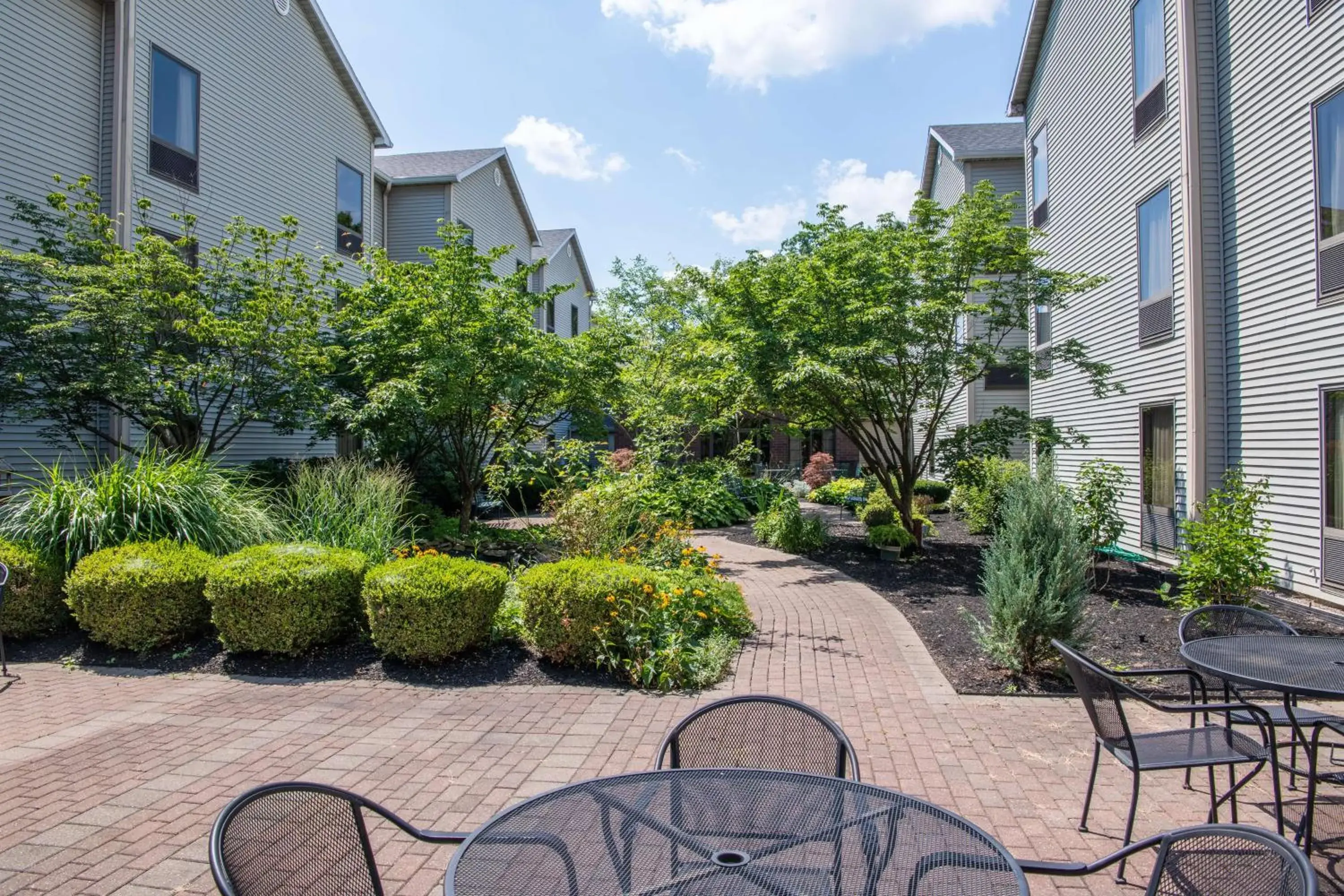 Inner courtyard view in Hampton Inn & Suites Rochester/Victor Inner courtyard view in Hampton Inn & Suites Rochester/Victor
