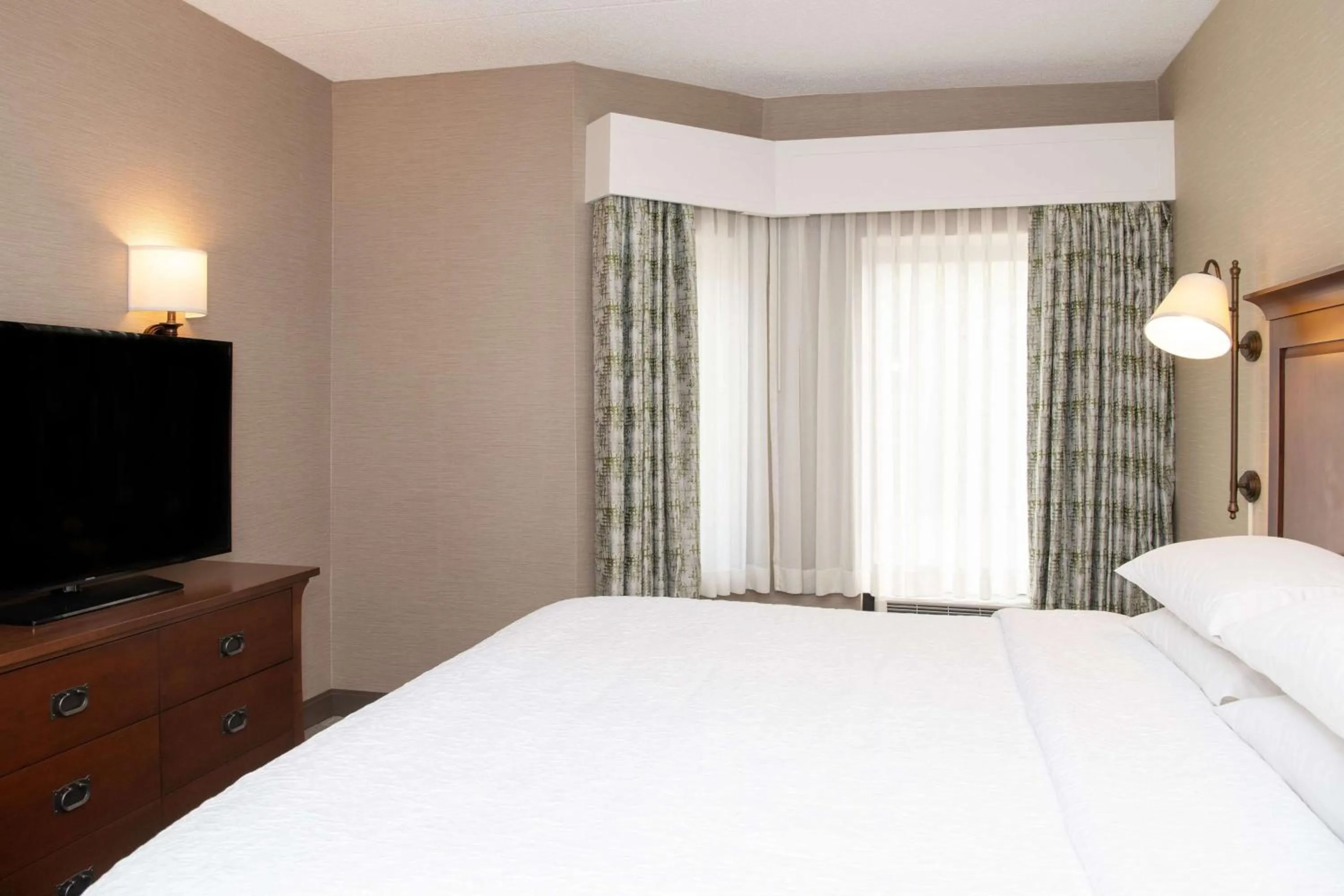 Bed in Hampton Inn & Suites Rochester/Victor