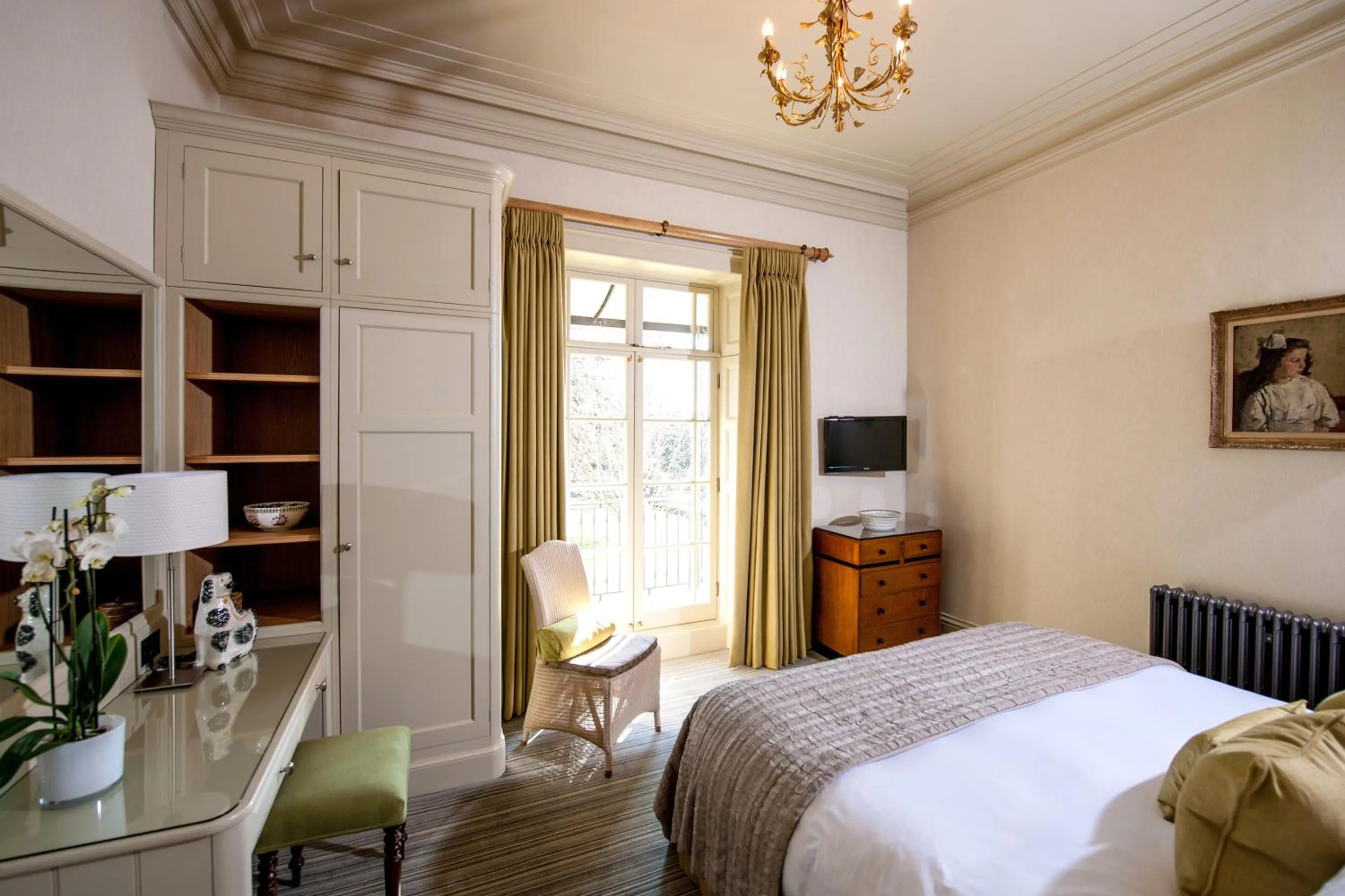 TV and multimedia, Bed in The Bath Priory - A Relais & Chateaux Hotel