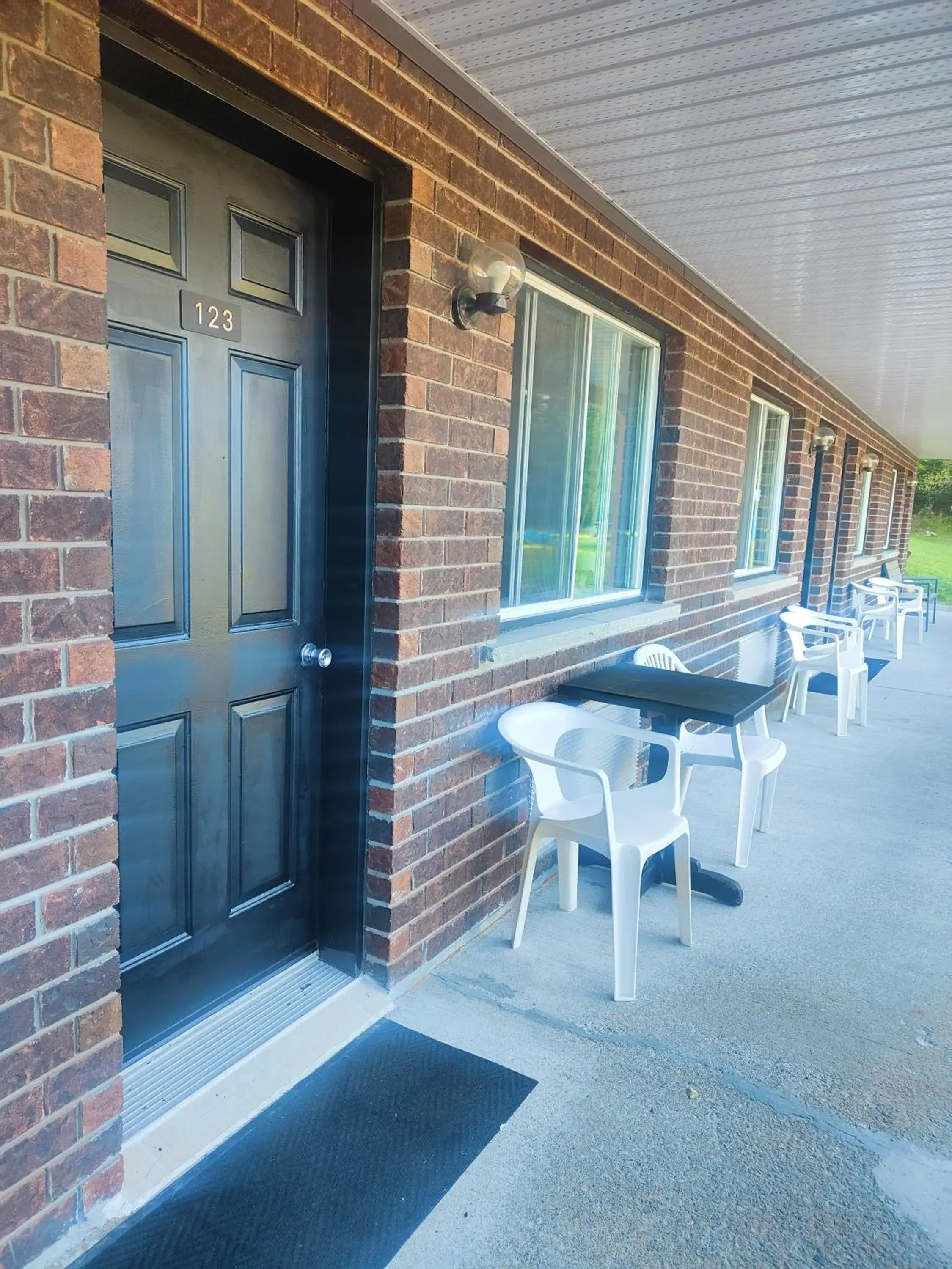Queen Room with Spa Bath - Non Smoking in Motel Le Radisson de Val-David Queen Room with Spa Bath - Non Smoking in Motel Le Radisson de Val-David