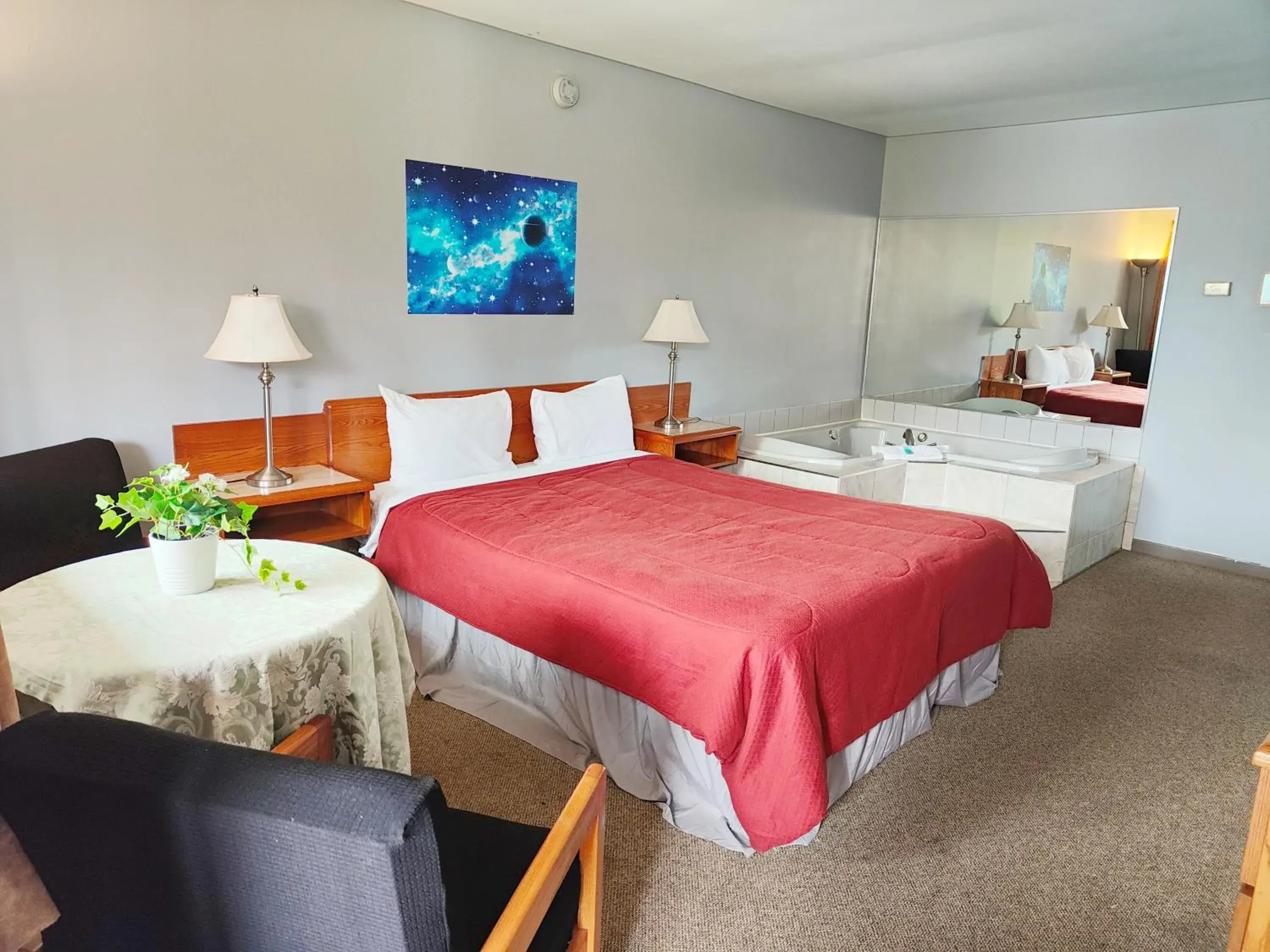 Queen Room with Spa Bath - Smoking in Motel Le Radisson de Val-David Queen Room with Spa Bath - Smoking in Motel Le Radisson de Val-David