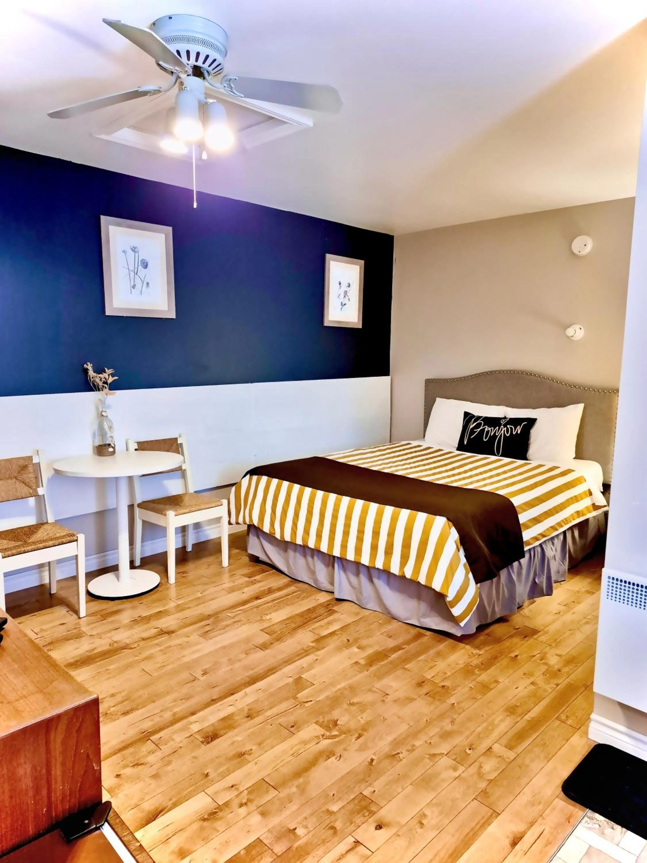 Bed in Motel Le Radisson de Val-David