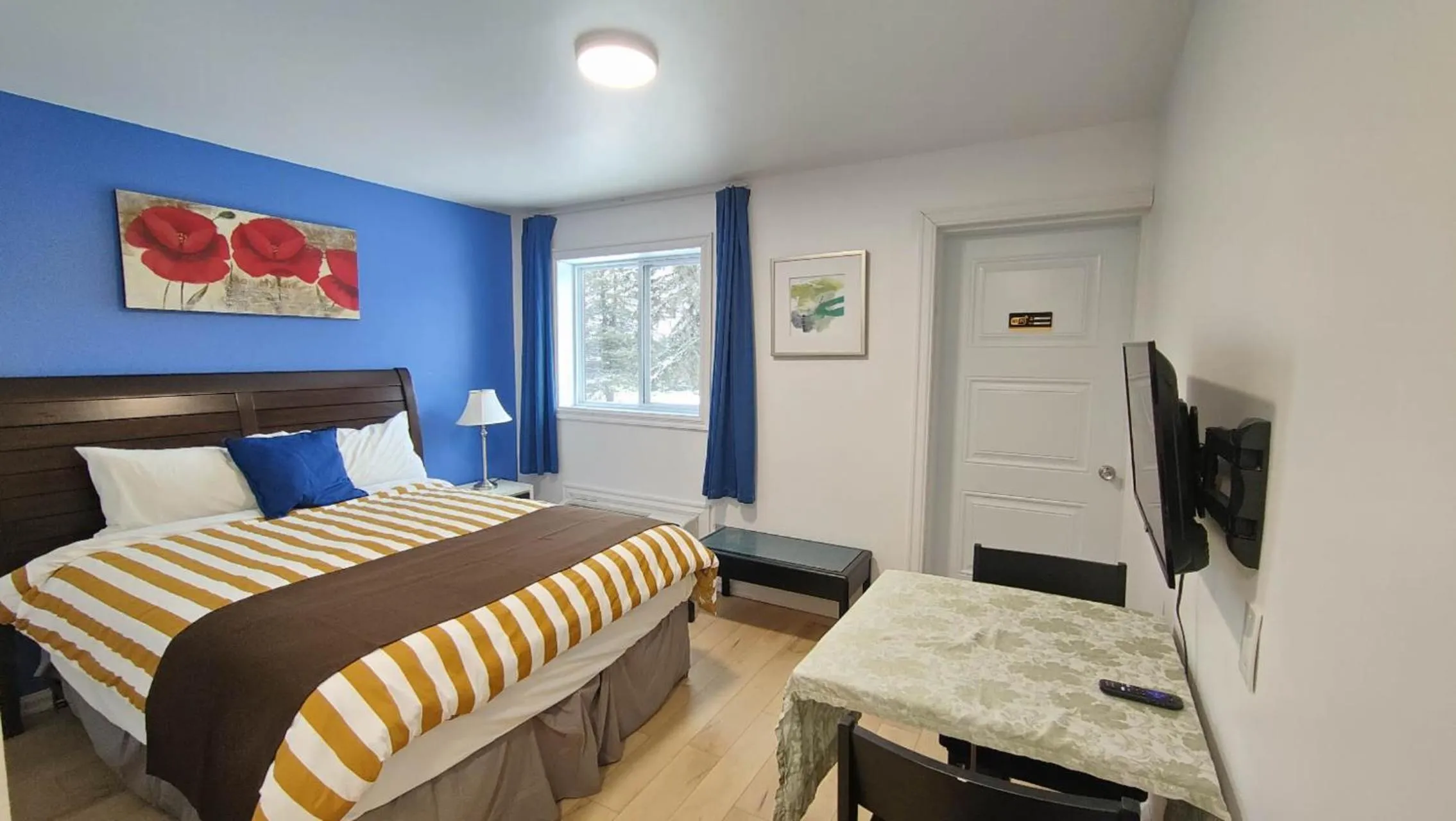 Bed in Motel Le Radisson de Val-David