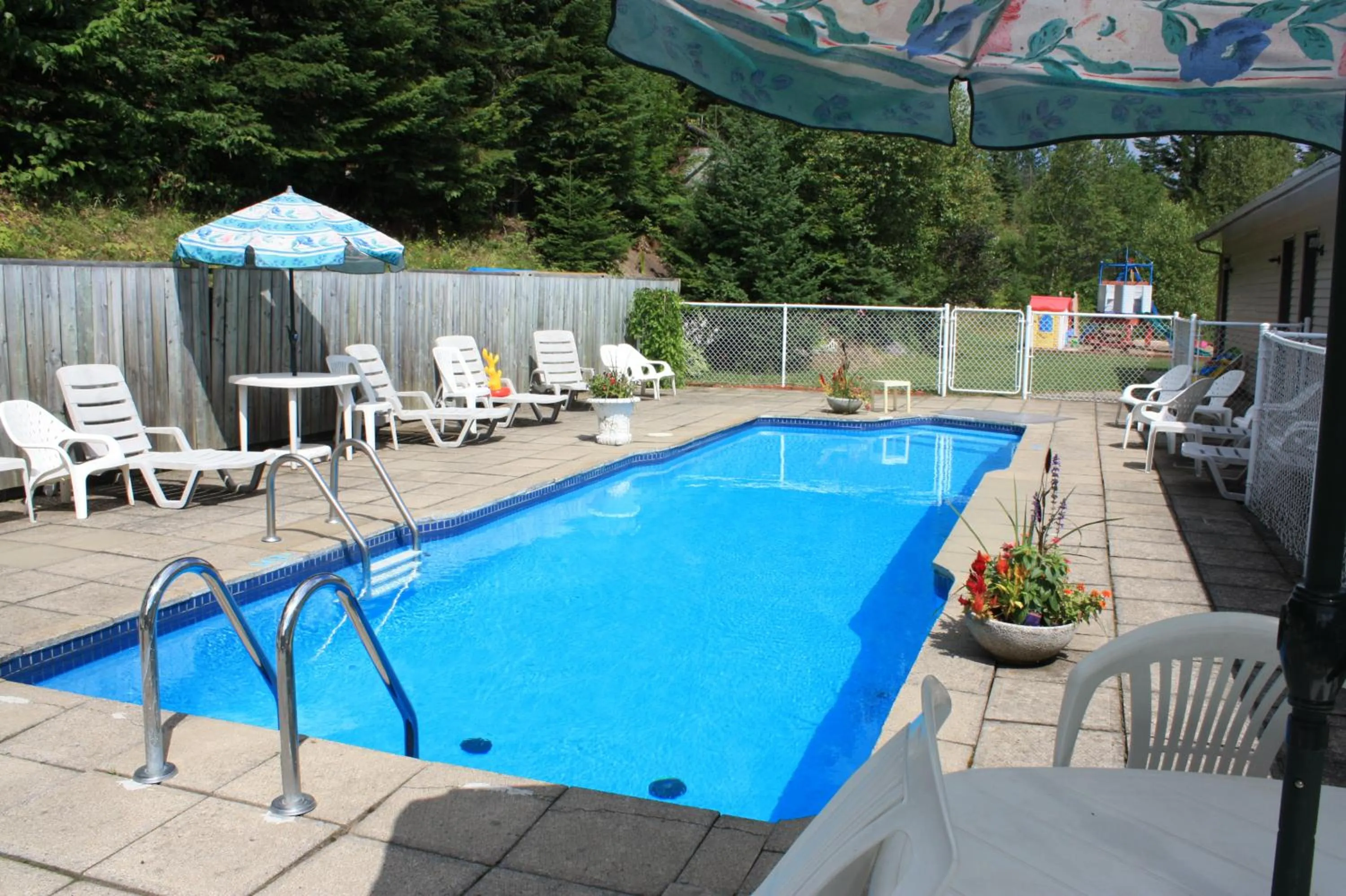 Swimming pool in Motel Le Radisson de Val-David