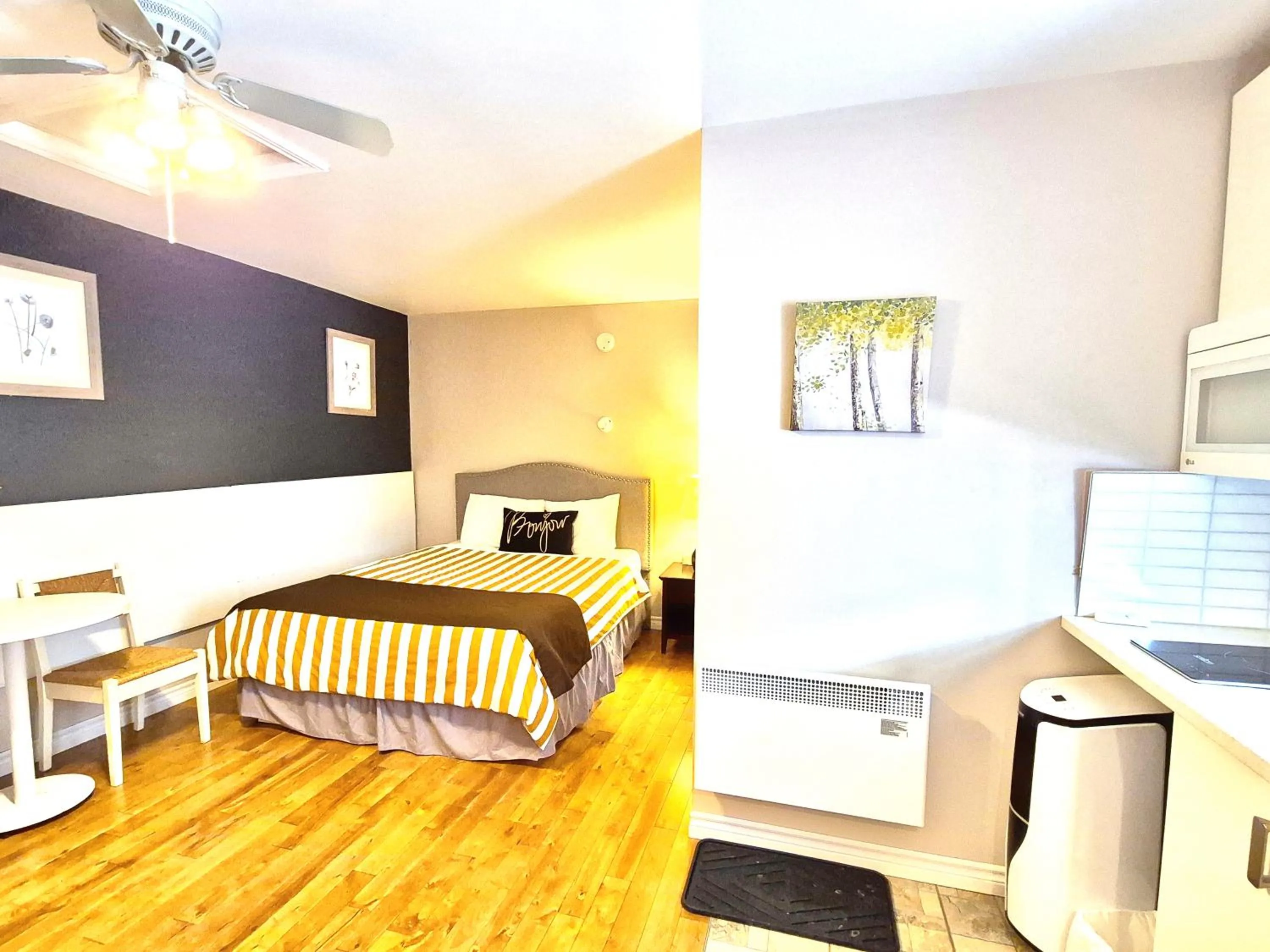 Bed in Motel Le Radisson de Val-David