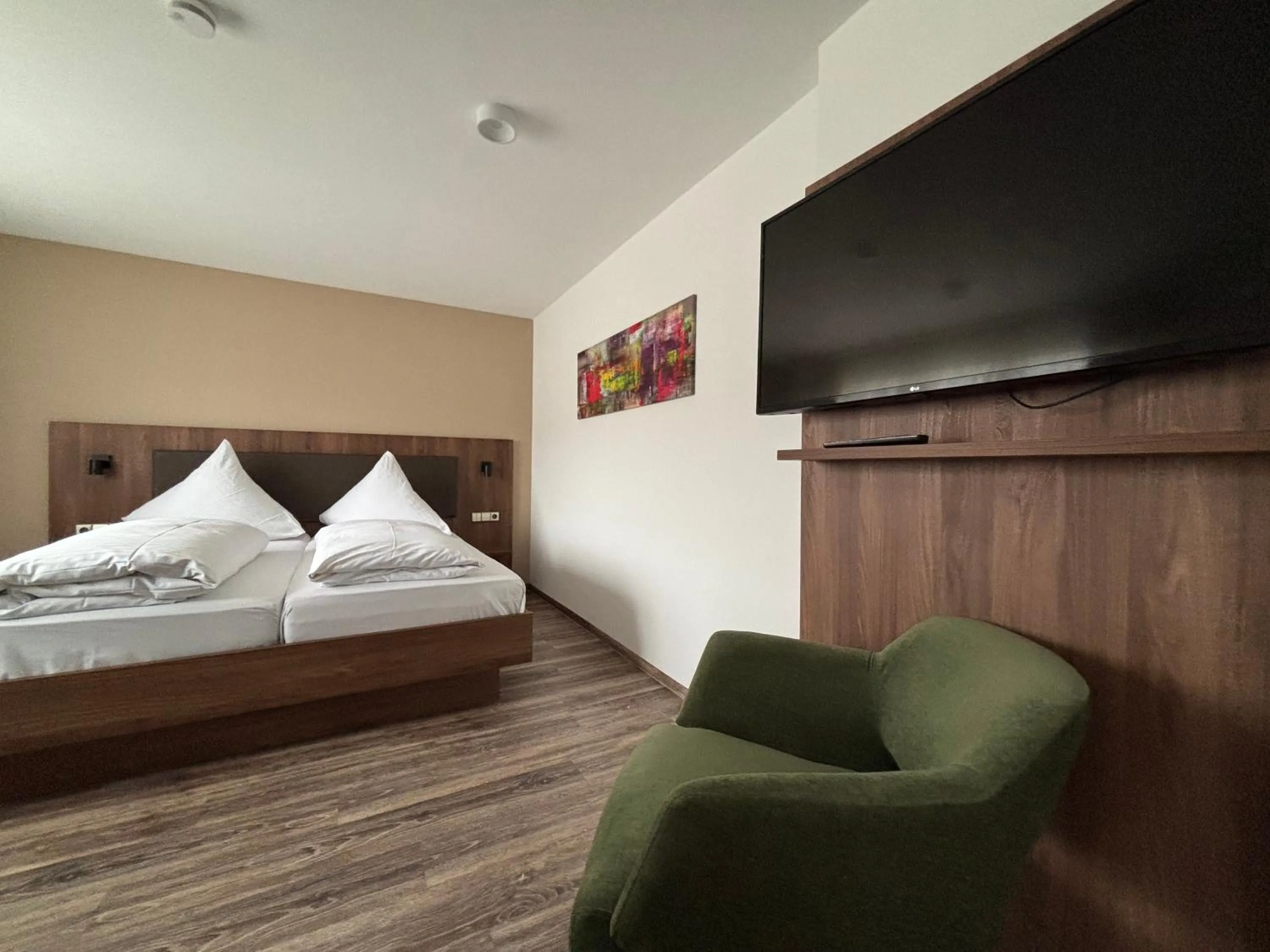 Bed in Hotel Krone Neuenburg