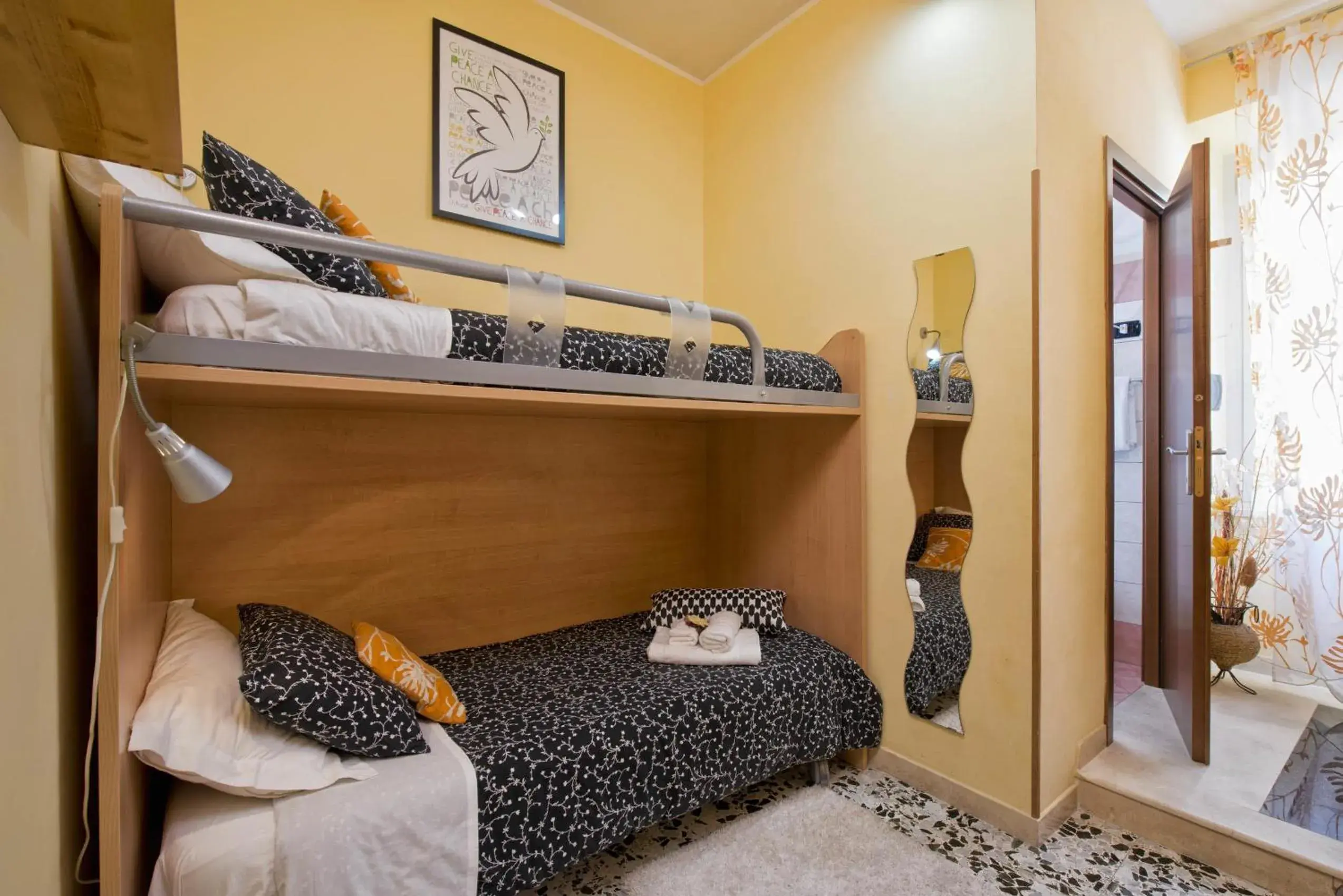 Twin Room with Bunk Bed - single occupancy in Vecchio Treno guest house Twin Room with Bunk Bed - single occupancy in Vecchio Treno guest house