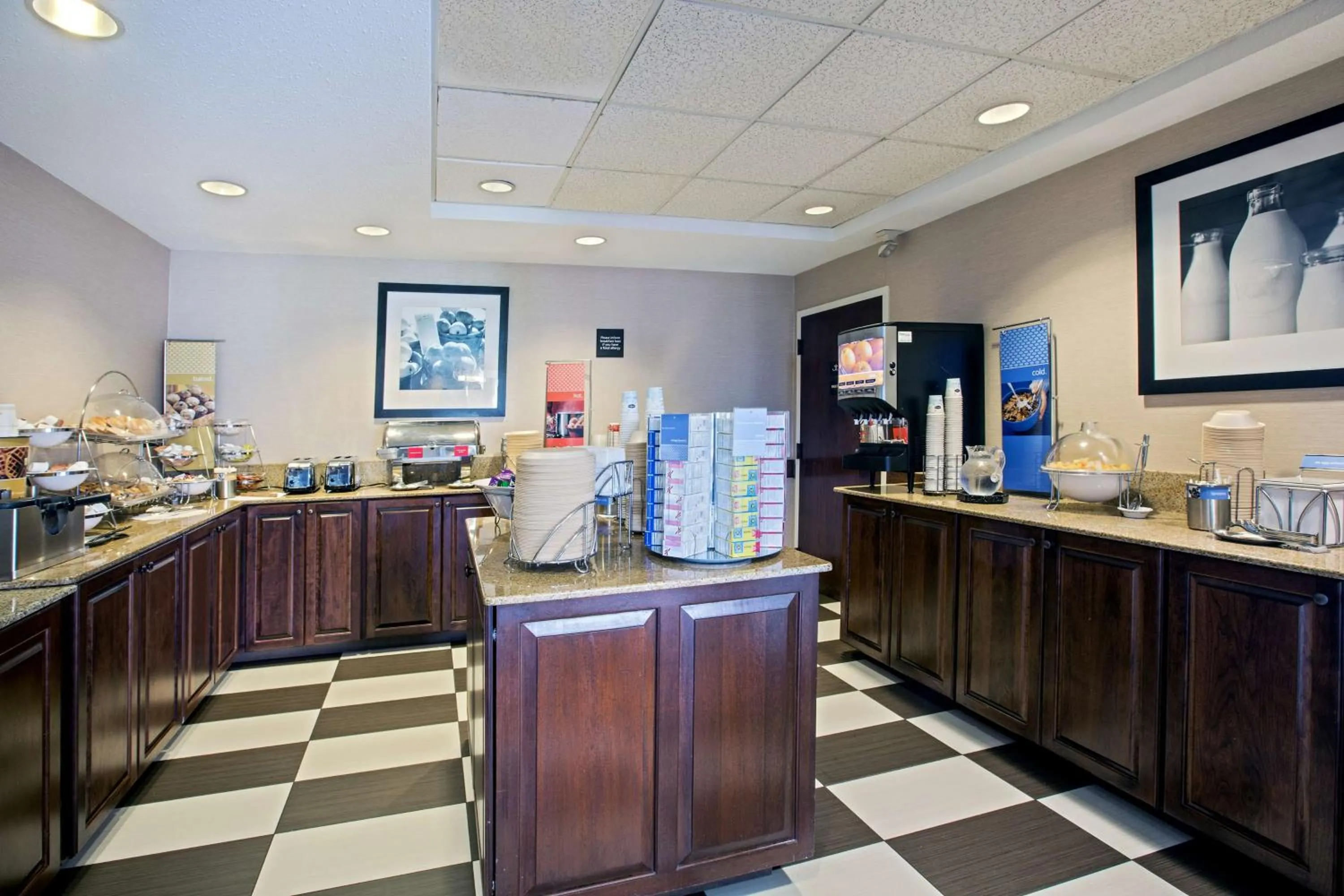 Dining area in Hampton Inn West Springfield