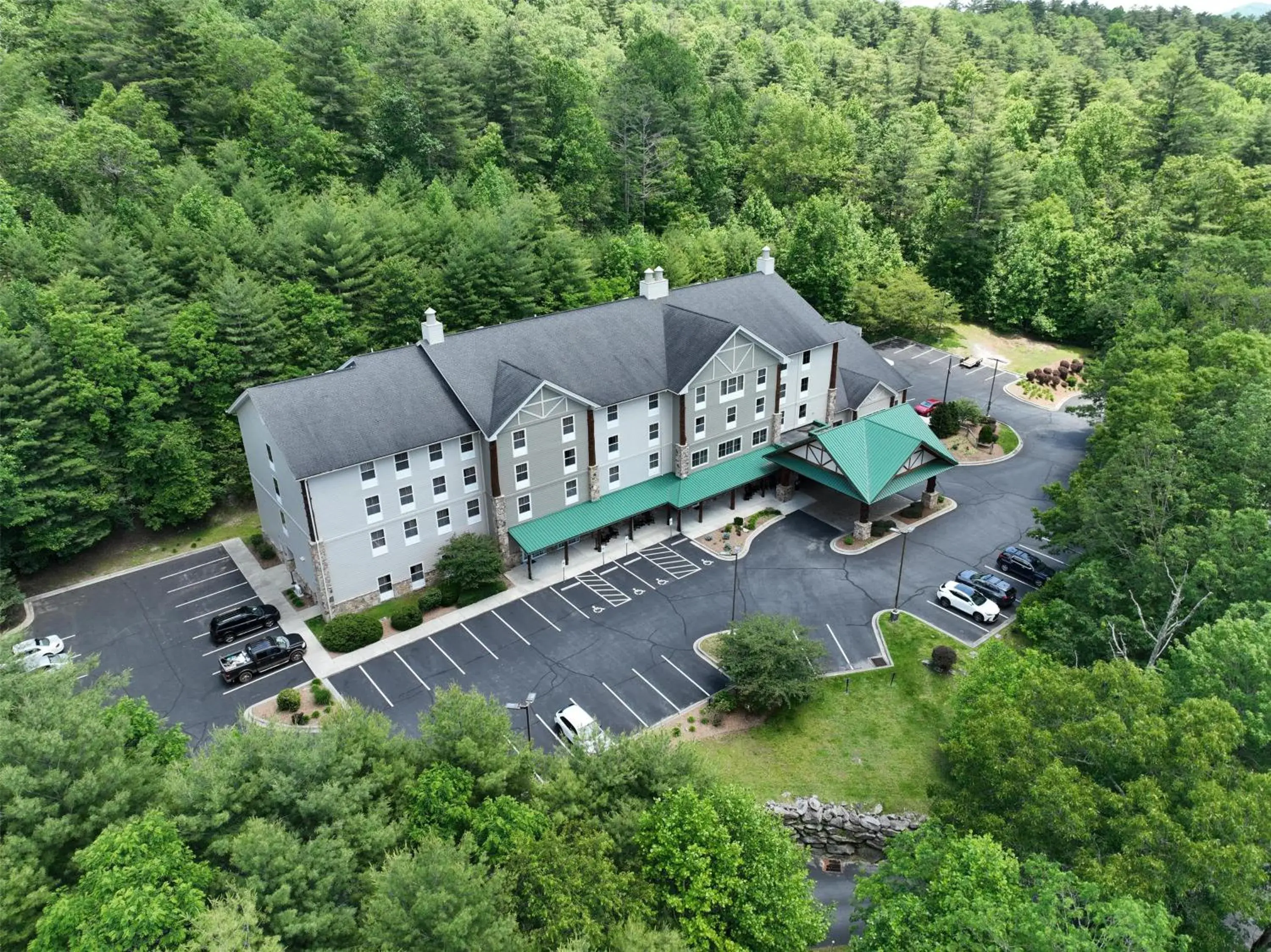 Property building in Hampton Inn & Suites Cashiers - Sapphire Valley Property building in Hampton Inn & Suites Cashiers - Sapphire Valley