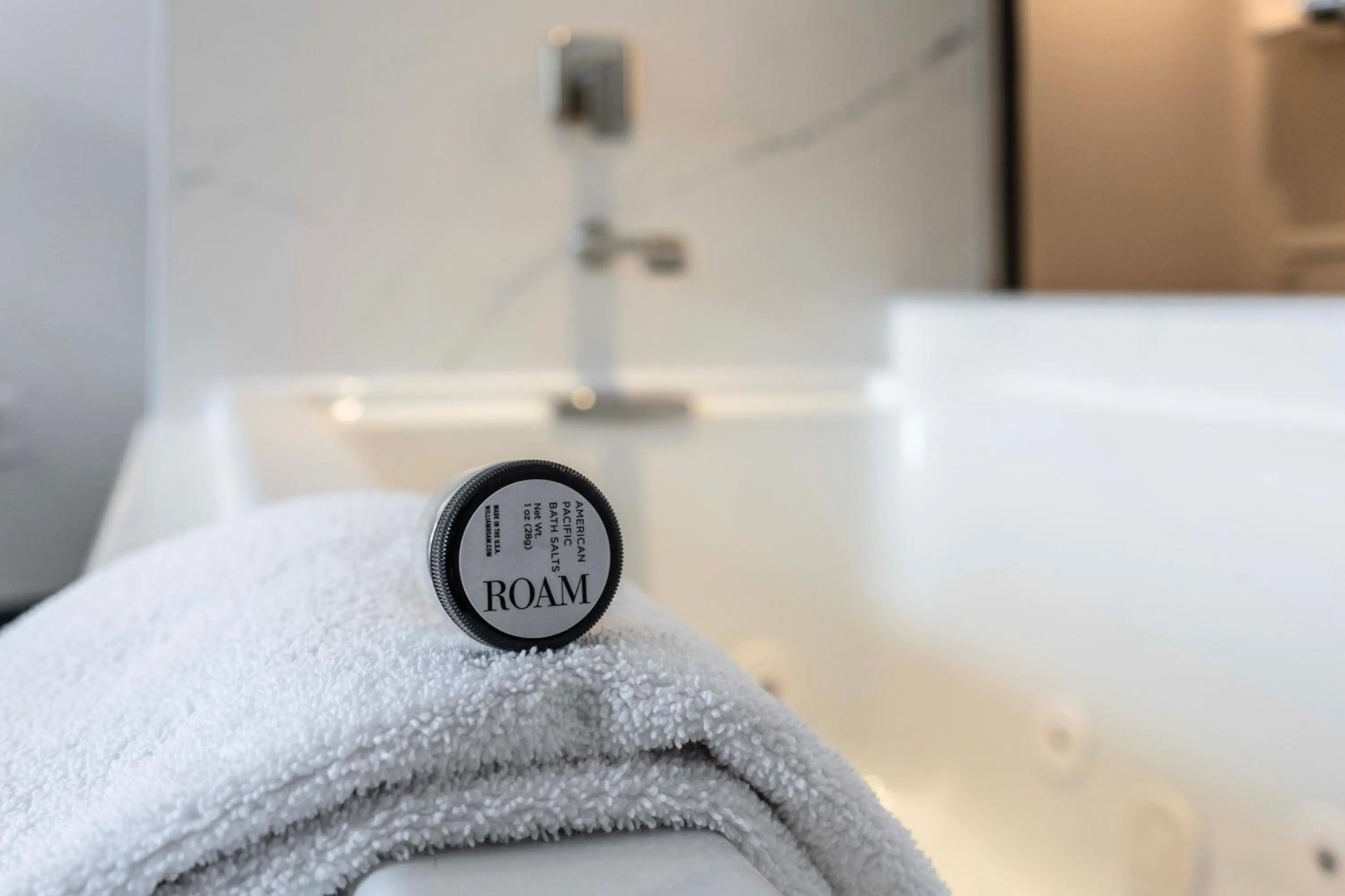 Bathroom, Bed in Hotel 43 Boise