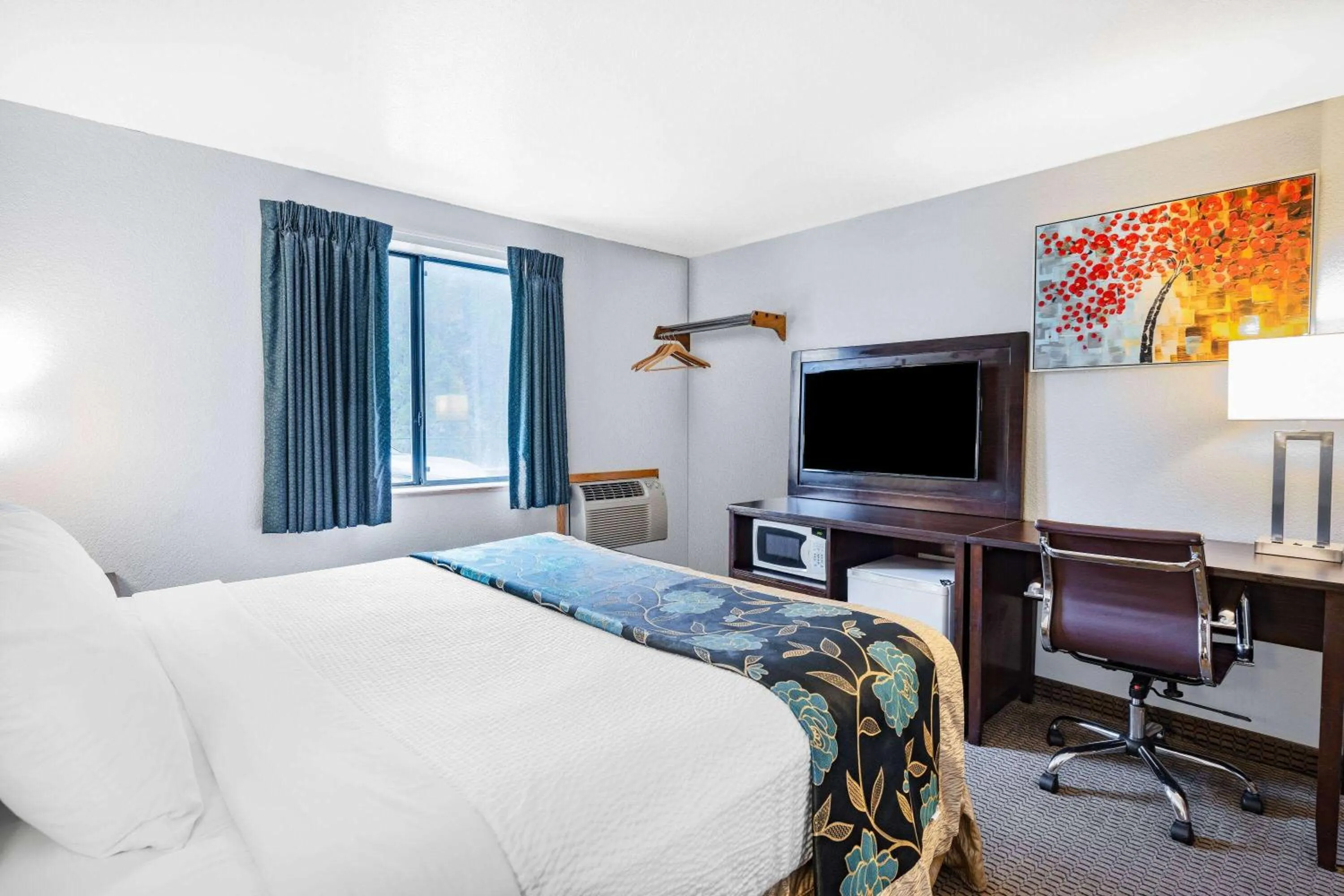 Photo of the whole room, Bed in Baymont by Wyndham Keystone Near Mt. Rushmore