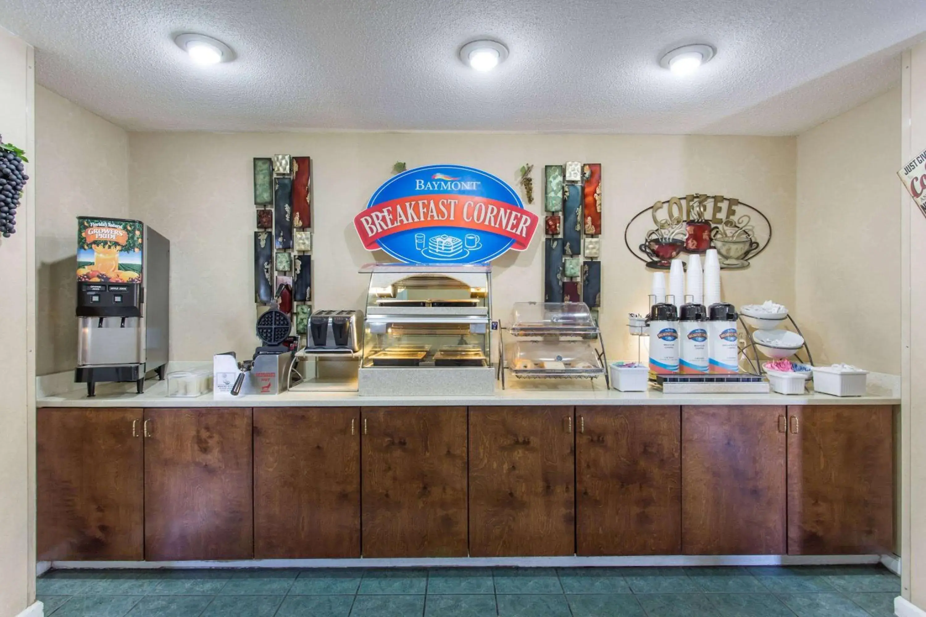 Breakfast in Baymont Inn & Suites Breakfast in Baymont Inn & Suites