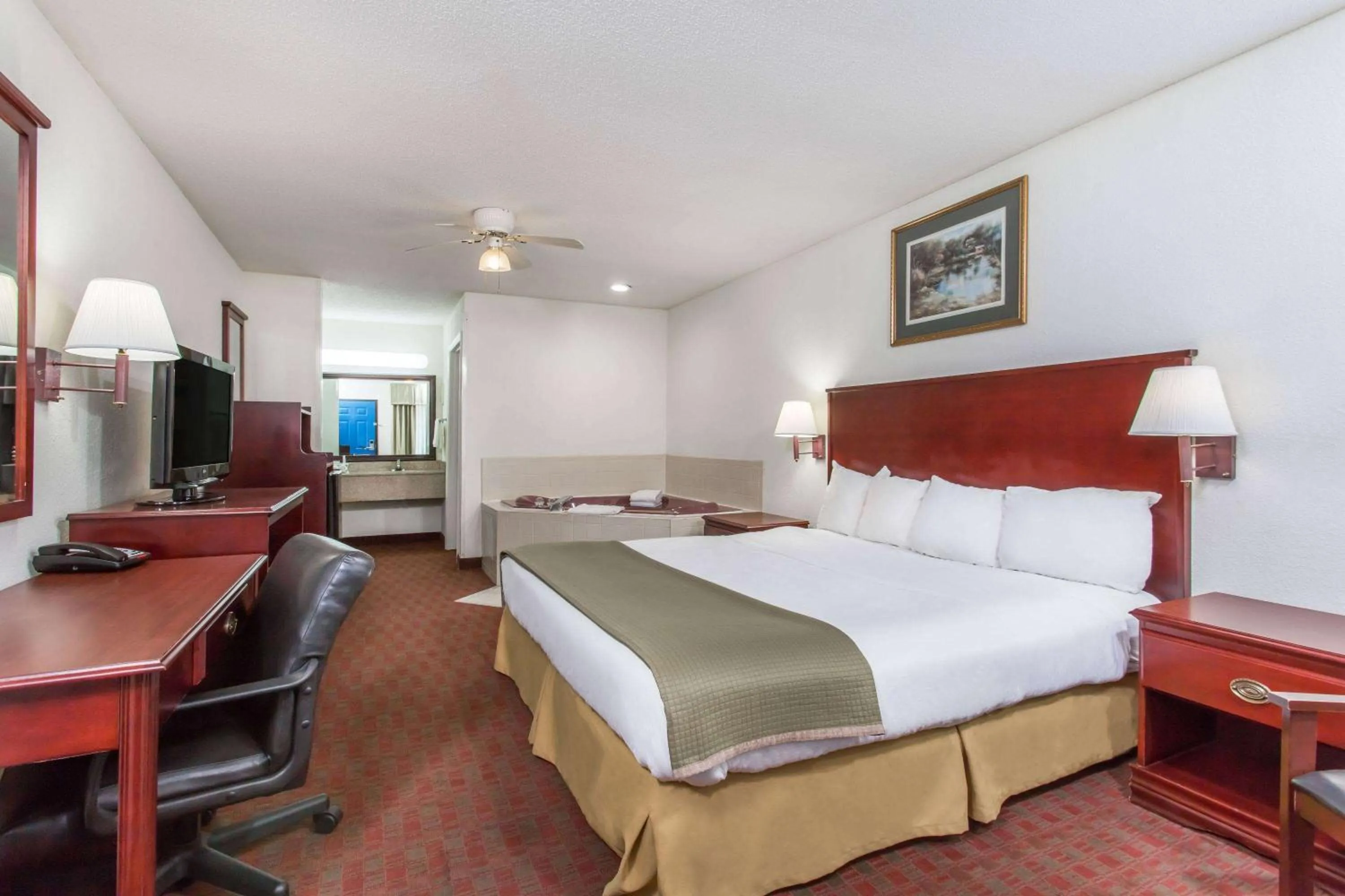 Photo of the whole room, Bed in Baymont Inn & Suites